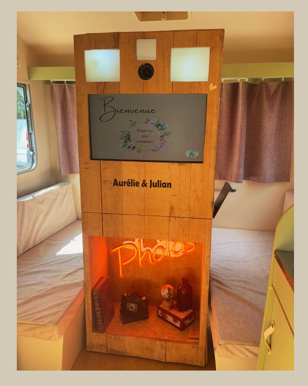 📸 CARAVANE A SELFIE 📸
A l'intérieur de la caravane, on place une borne à selfie afin que vous puissiez prendre de belles photos en groupe.
Une caravane vintage mais avec des couleurs douces beige et vert olive.
#photobooth #borneaselfie #herault #gard #mariage #animationmariage #smile #teambulding