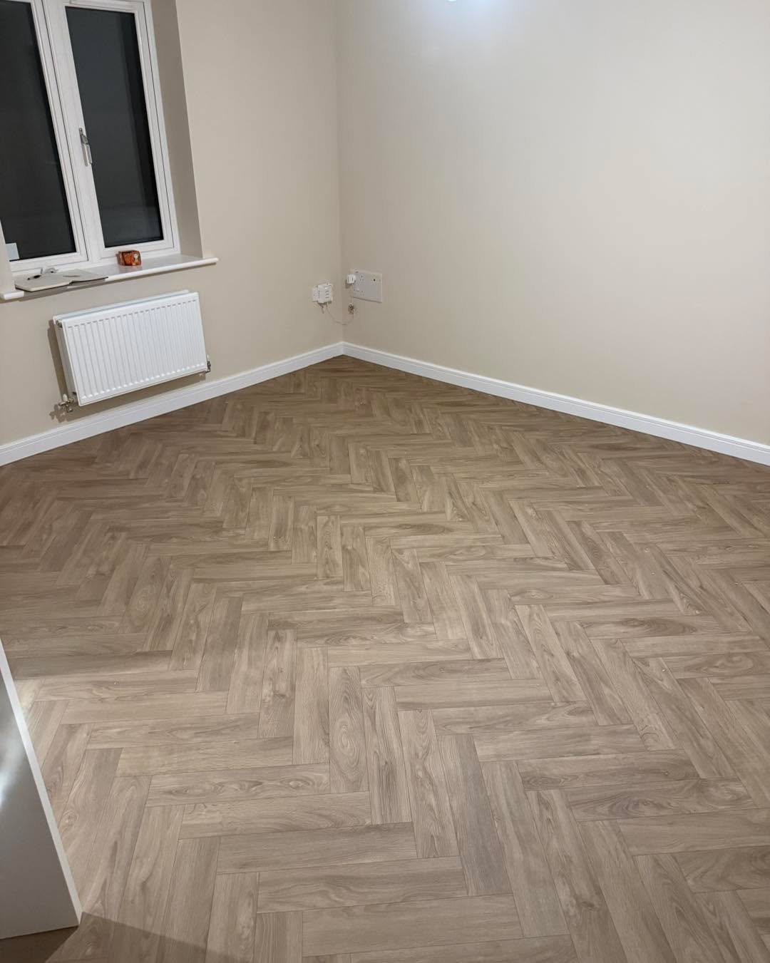 4 bros fitting floors
Not very often we do it together but we got through with only a few arguments
abingdonflooring’s indulgence carpet in the colour soft honey 🍯
Beaufloors commercial grade blacktex herringbone flooring to lounge and hall
Doors cut
Hoovered and cleaned out
Customer came in on saturday stressing that hed been given the keys to his new home on short notice
No need to stress welell do a night shift to keep our clients happy 🔨
Another happy customer ready to move into there new home for xmas 🎄