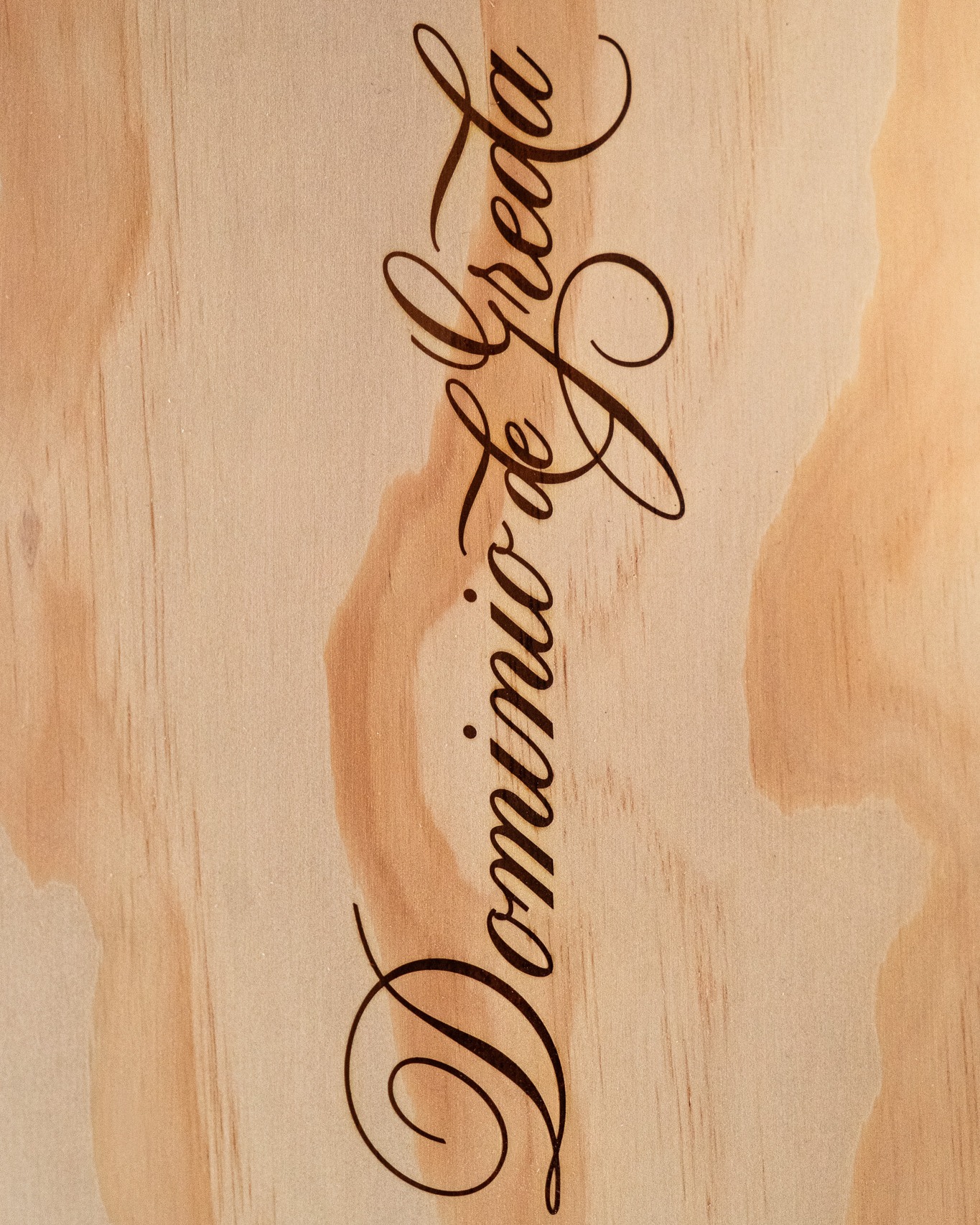 Dominio de Greda nace como un proyecto profundamente vinculado a la Ribera del Duero, centrado en la conservación y recuperación de viñedos centenarios que conforman un valioso patrimonio vitícola de la región. La bodega surge de la pasión y la experiencia acumulada por quienes dedican su vida a la enología con una convicción clara: los grandes vinos se hacen en el viñedo.
Desde sus inicios, Dominio de Greda se ha propuesto preservar las cepas viejas plantadas tras la filoxera, consideradas auténticos tesoros de diversidad genética y sabiduría natural. Estos viñedos, trabajados de forma artesanal y con rendimientos bajos, producen uvas de carácter único, que dan lugar a vinos de alta expresión llenos de identidad, historia y carácter.
🍷 ¿Buscas un vino tinto que realmente te sorprenda? Dominio de Greda son unos auténticos profesionales en hacerlo posible. Descúbrelo en nuestra vinoteca y distribuidora.