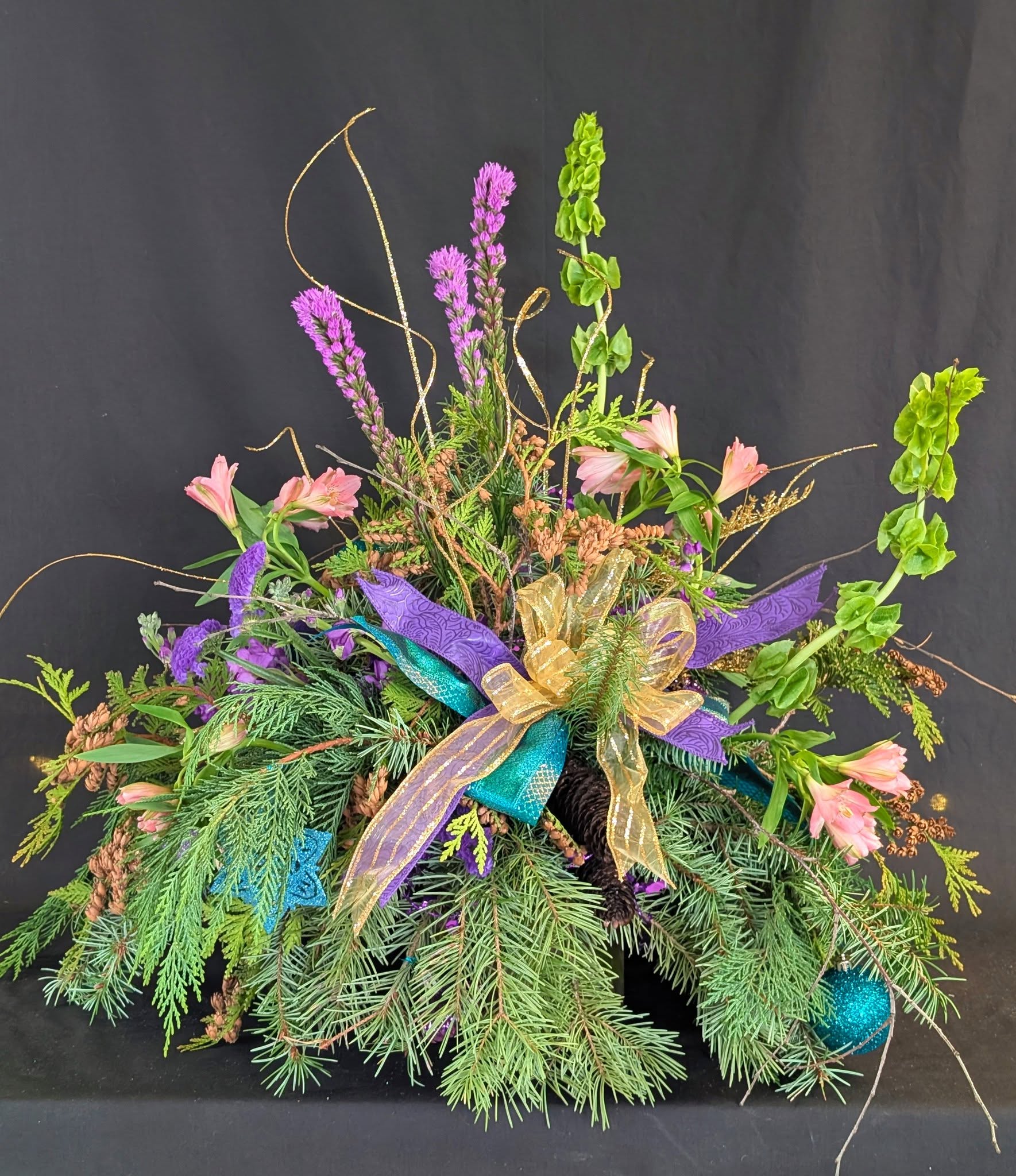 "Gift-Wrapped and Golden" Purple and Teal arrangement, a perfect pop of color for the most wonderful time of the year. Designed by Janine "Jedi" Raymond
#abf #AppleBlossomFloral #christmasdecor #floraldesign