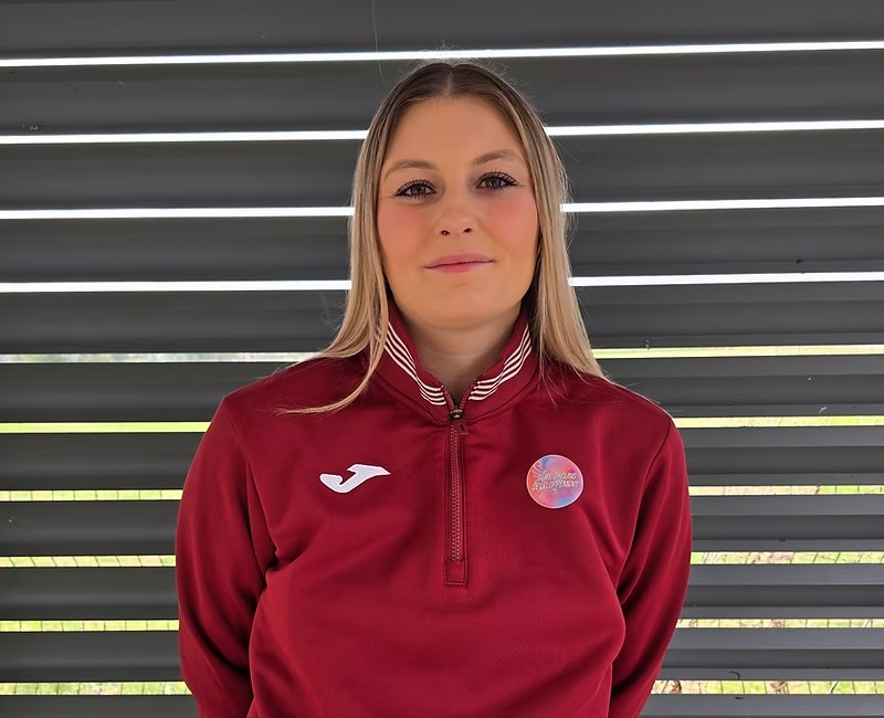 🔥 Nouvelle assistante sportive au GCD !
Aujourd’hui, on vous présente Clara Leroy, qui rejoint le Gers Cycling Développement en tant qu’assistante sportive.
Clara accompagnera le staff et les coureurs au quotidien, en soutien de l’organisation sportive, du suivi des athlètes et de la vie du collectif.
Un rôle clé, souvent discret, mais essentiel au bon fonctionnement d’un projet de performance.
💛 Bienvenue Clara dans la famille GCD !
#GersCyclingDevo #TeamGCD #StaffGCD #PerformanceCollective #dreambigger
Véranda et Verrière de France @crealudiffusion @eleclercauch @sosparebrisepluslislejourdain @ozarm_sport @21street_gaming
@jomasport @groupamaoc @lacdelagimone.fr @reflectin.fr @lasallesaintchristophe STSI @chateausaintmartory GUIA @kcocafe @nvdp_bikefitting @tbrsportperformance MC3M final video