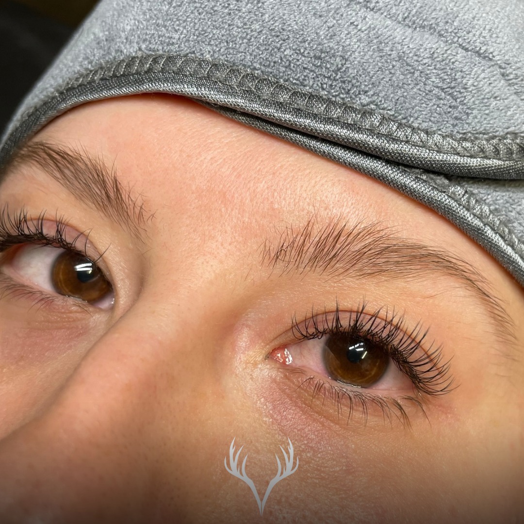 1:1 Wimpernverlängerung ✨
Sie wird bei uns zwar eher selten gewählt – aber genau deshalb wollte ich ihr heute mal eine Bühne geben. 😄
Bei 1:1 (Classic Lashes) wird eine Extension auf eine Naturwimper appliziert. Das Ergebnis ist:
🤍 super clean
🤍 natürlich & elegant
🤍 perfekt, wenn du „wie du – nur wacher“ aussehen willst
Für wen ist 1:1 besonders schön?
👁️ Wenn du einen dezenten Look liebst
🌿 Wenn du im Alltag einfach gepflegt wirken willst, ohne Drama
💼 Wenn du beruflich eher „klassisch“ unterwegs bist
✨ Wenn du einen feinen Lidstrich-Effekt möchtest, aber trotzdem natürlich bleiben willst
Und ehrlich: Manchmal ist weniger einfach mehr. 1:1 ist so eine Technik, die nicht schreit – sondern leise beeindruckt. 😌
📍Beauty Bar Baden – Wiener Straße 89
📅 Termine: online buchen oder telefonisch
📞 069911307030
#beautybarbaden #wimpernverlängerung #classiclashes #1zu1wimpern #naturallashes #lashesbaden #wimpernstudio #lashartist #softlook #alltagsglow #badenbeiwien #beautyroutine #metime