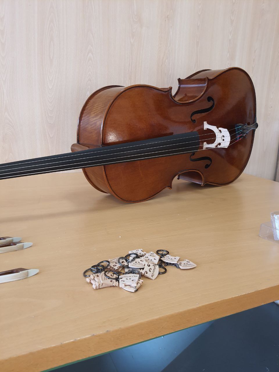 🎻 Éxito rotundo da XI Xuntanza Soncello 🎻
O pasado domingo 14 de decembro, o CMUS Profesional de Música de Santiago de Compostela encheuse de música, aprendizaxe e convivencia na XI Xuntanza Soncello, unha xornada inesquecible para a comunidade violonchelística.
Durante o encontro tivemos o privilexio de asistir ás masterclases impartidas por Iago Domínguez, que ofreceron inspiración e valiosas ferramentas a alumnado e profesorado. A continuación, o emotivo concerto “Eu toco co meu profe” puxo en escena a complicidade e o traballo compartido entre docentes e estudantes.
O broche de ouro chegou coa actuación da Orquestra Soncello, que reuniu a 37 violonchelistas nun concerto vibrante e cheo de enerxía, demostrando unha vez máis a forza do traballo colectivo.
Ademais, contamos coa valiosa presenza dos luthieres Jardón Rico, Luthiers Clar, Andrea Castañeda e do arquetero Burkart Menze, cuxo apoio e coñecemento enriqueceron aínda máis esta edición.
Grazas a todas as persoas participantes, colaboradoras e asistentes por facer posible unha Xuntanza tan especial. Seguimos facendo crecer Soncello!
Cultura da Deputación da Coruña Conservatorio Profesional de Música de Santiago de Compostela LUTHIERS CLAR, S.L @jardonrico @andrealuthier