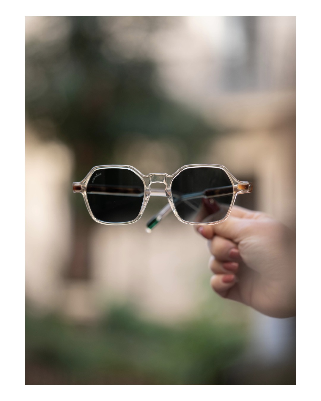 ✨ La fin d’année approche… mais les coups de cœur continuent !
Zoom sur cette monture solaire à la transparence subtile. Une paire qui allie originalité et élégance, parfaite pour démarrer 2026 avec du style 🕶️
Et entre nous… une paire de lunettes, c’est aussi une très bonne excuse pour prendre l’air entre deux repas de fêtes, non ? 😄
📍Disponible en boutique – on vous attend !
—
Opticien Montpellier l lunettes solaires originales l accessoires tendance hiver – idée cadeau local l monture transparente