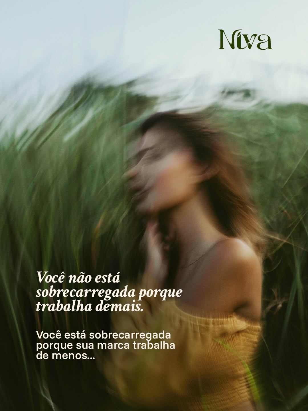 A sobrecarga vem das decisões constantes, da comunicação improvisada, da sensação de que tudo depende de você todos os dias.
E isso acontece quando a marca não tem direção. Porque quando sua marca é clara, estruturada e consistente, você ganha algo que poucas empreendedoras têm: clareza para decidir mais rápido, comunicar com menos esforço e atrair clientes alinhados sem se desgastar.
O que parece “falta de tempo” muitas vezes é só falta de estrutura de marca.
Como você vê sua marca hoje?