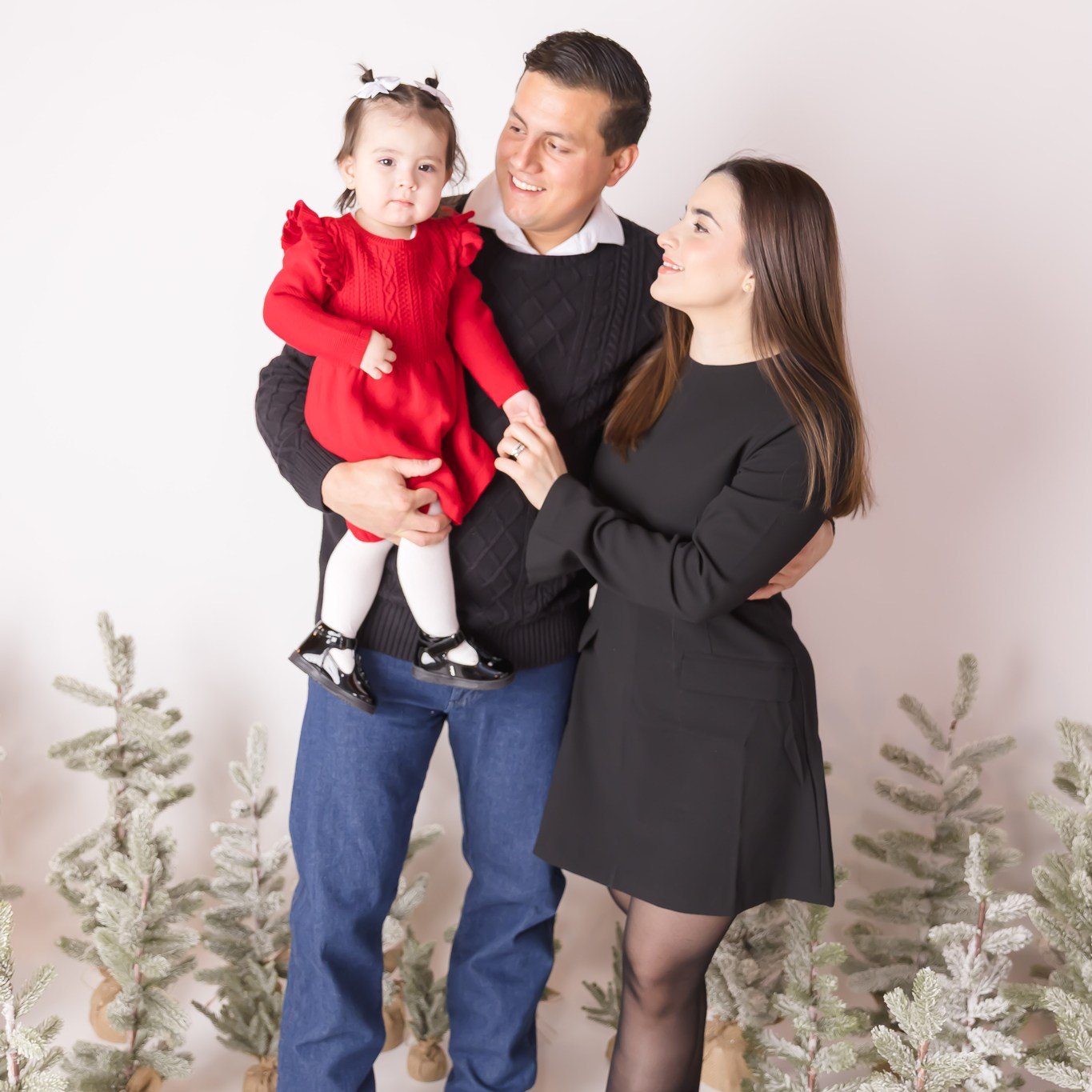 MERRY CHRISTMAS!! We hope you are enjoying the magic of the day with all that you hold dear!
.
.
.
.
Time: Day
Location: Studio
Wanna Book?! Link in Bio!
#familyphotography #childphotographer #childphotography #naturallightphotographer #newmexicotrue #albuquerquefamilyphotographer #albuquerquephotographer #rioranchofamilyphotographer #rioranchophotographer #lifestylephotography #katebucklesphotography #nmphotographer #passmonthlymoments
@passgalleries