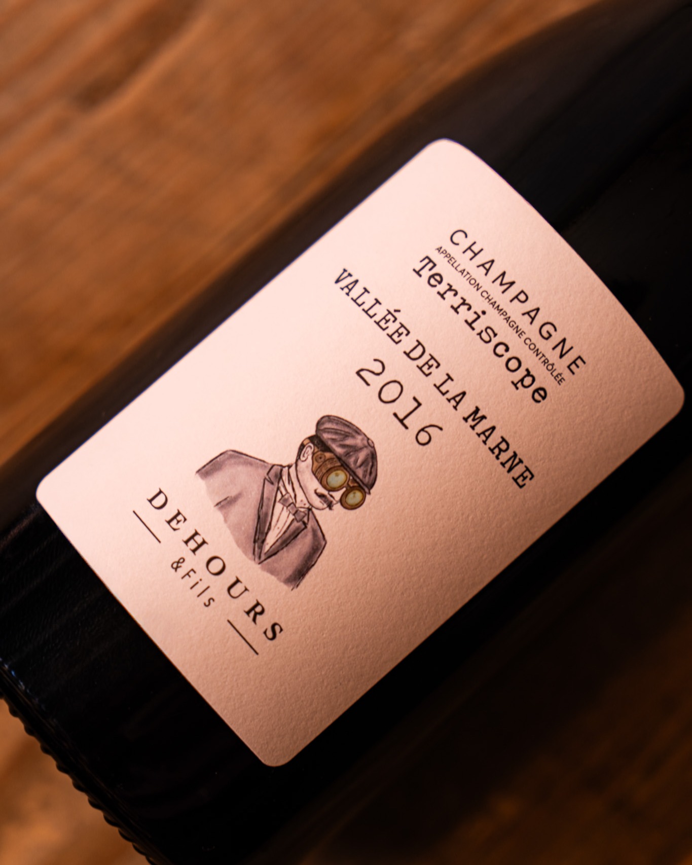 ¿Todo listo para brindar en las fechas más especiales? Nuestros champagnes están pensados para las grandes ocasiones.
Champagne Dehours Terriscope 2016 es una cuvée elaborada al 100 % con Pinot Meunier de Montigny-sous-Châtillon, en la Vallée de la Marne. Fermentado en barrica y criado entre 18 y 30 meses sobre lías, con una dosificación Extra Brut de solo 1 g/L, destaca por su frescura mineral.
Su color amarillo pálido brillante y las burbujas finas anticipan lo que viene: en nariz revela cítricos frescos, manzana verde y flores blancas, evolucionando hacia notas más maduras.
Estas fiestas, elige celebrar con lo mejor. 🎄🥂