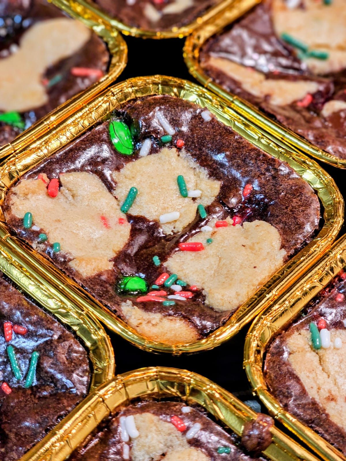 Day 8 🎄
Because choosing between a cookie and a brownie during Christmas just doesn't make sense 😂🍪🍫
Brookies for the win!