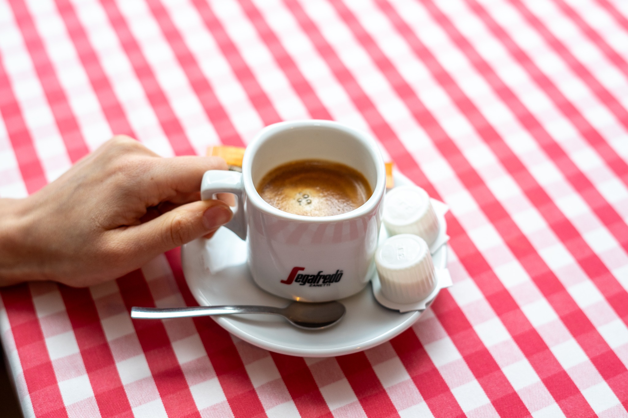 🇷🇴 Uneori, tot ce-ți trebuie e o cană de cafea fierbinte și cinci minute doar pentru tine. 🍵
🇭🇺 Néha elég egy csésze forró kávé és öt perc, ami csak a tiéd. 🍵
