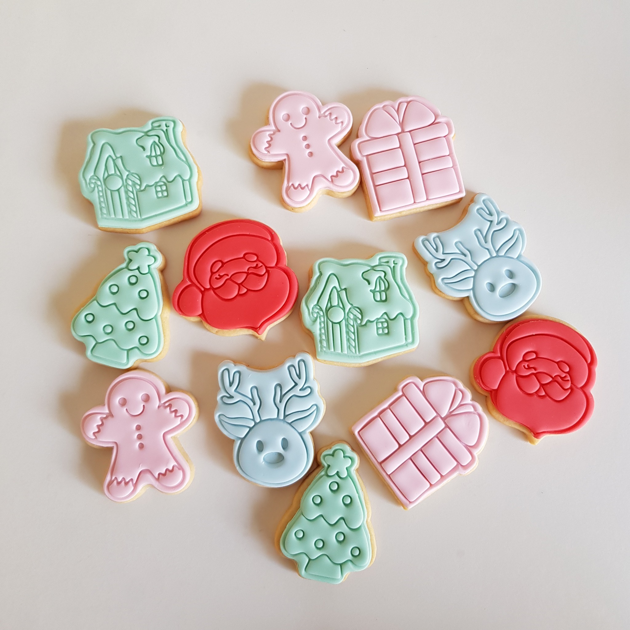 Christmas is busy enough without baking on top of it π
Let Maree Bakes lighten your load with delicious cookies, desserts and sweet treats β perfect for gifts, Christmas Day or when unexpected guests drop by.