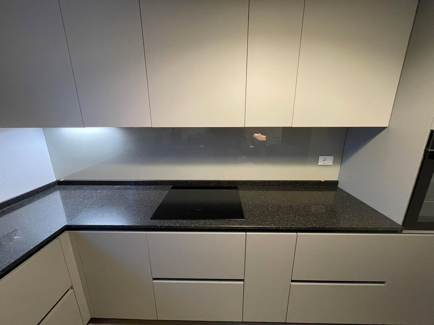 Eh già, per tutto il periodo natalizio vi terrò compagnia, mi dispiace.
Il Natale oltre che amici, parenti e cibo ha portato anche muri sporchi dovuti an ore e ore di cucina intensiva che Masterchef spostati?
Beh nessun problema, realizziamo vetri da utilizzare come retrocucina, verniciati, sagomati, con fori per prese elettriche, come quello che vedete in foto.
Così, il prossimo Natale, niente più muri sporchi.
In questi giorni siamo chiusi, ma Vi aspettiamo nuovamente a partire dal 7 gennaio