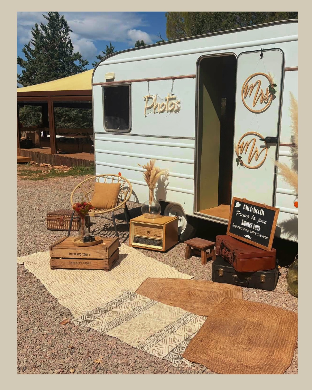 📸 CARAVANE A SELFIE 📸
Montez dans notre caravane à l'abri de tous les regards afin de faire vos plus beaux sourires et repartir avec de beaux souvenirs.
#photobooth #borneaselfie #mariage #caravane #herault #gard #smile #animationmariage