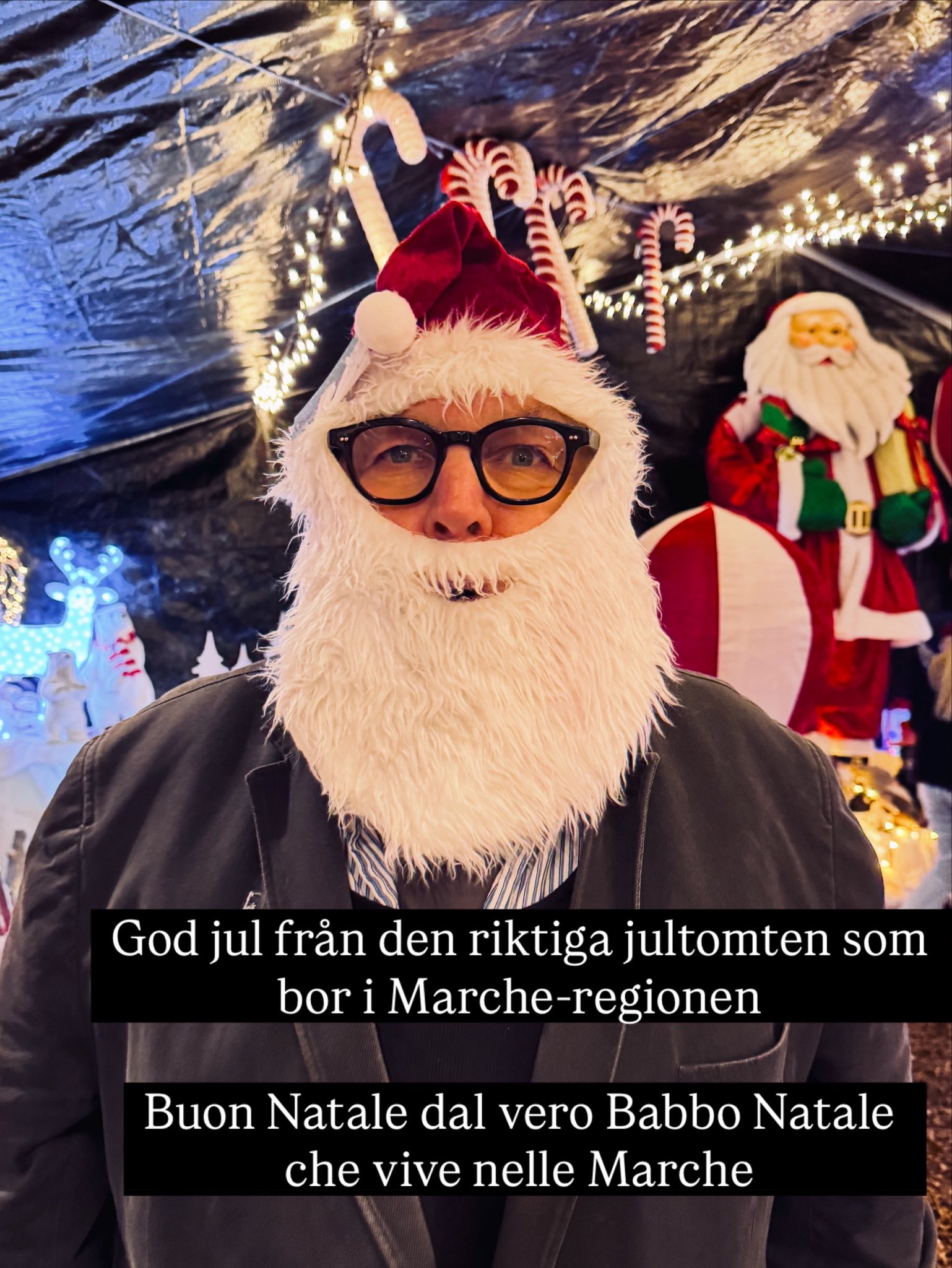 Here comes a big secret.
Did you know that the real Santa Claus lives in Marche, except during Christmas when he takes his sleigh and goes to Sweden.
Merry Christmas from the real Santa Claus.
Jultomten rekommenderar kokboken Matlängtan för där finns århundradets godaste köttbullar säger den äkta jultomten.