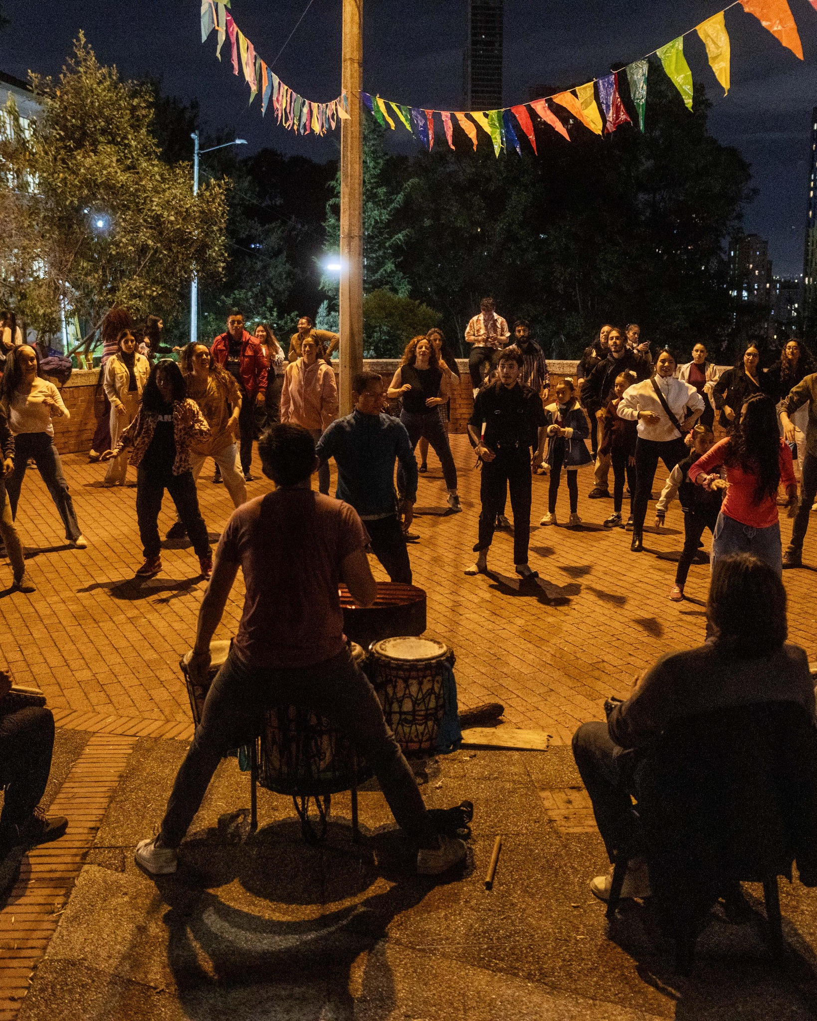En la Casona de la Danza se celebró el V Festival de Velitas y Tambores, un encuentro para recibir la Navidad y despedir el 2025 en un ambiente de arte, luz y comunidad. 🕯️✨
La jornada inició con el taller sobre la anatomía del bailarín 🩰, continuó con la creación de velones y faroles. 🎨🕯️
Durante todo el evento, las agrupaciones residentes de la Casona compartieron sus procesos creativos en diversas muestras artísticas. La noche culminó con el encendido del fuego 🔥 y una danza colectiva al ritmo de los tambores. 🥁💫
En esta edición, el festival contó con la participación de Oikal Dance, Juan Manuel Yepes, Lihaf Compañía, Ventris Danza, Arte sin Pausa, Jera Danza y el Grupo de Danza de la Universidad Nacional de Colombia, quienes se sumaron a esta celebración llena de tradición y alegría. 🎶💛
#NavidadEsCultura2025
