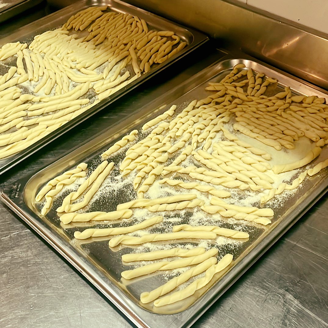 Prepariamo per voi le Busiate... pasta corta trapanese!
Una pasta che ha una forma bellissima, sembra fatta apposta per prendere il sugo….venite a provarla all’Antica Osteria Monterosso, mitica! 🎁🥂
#anticaosteriailmonterosso #monterosso #suna #food #lakemaggiore #restaurant