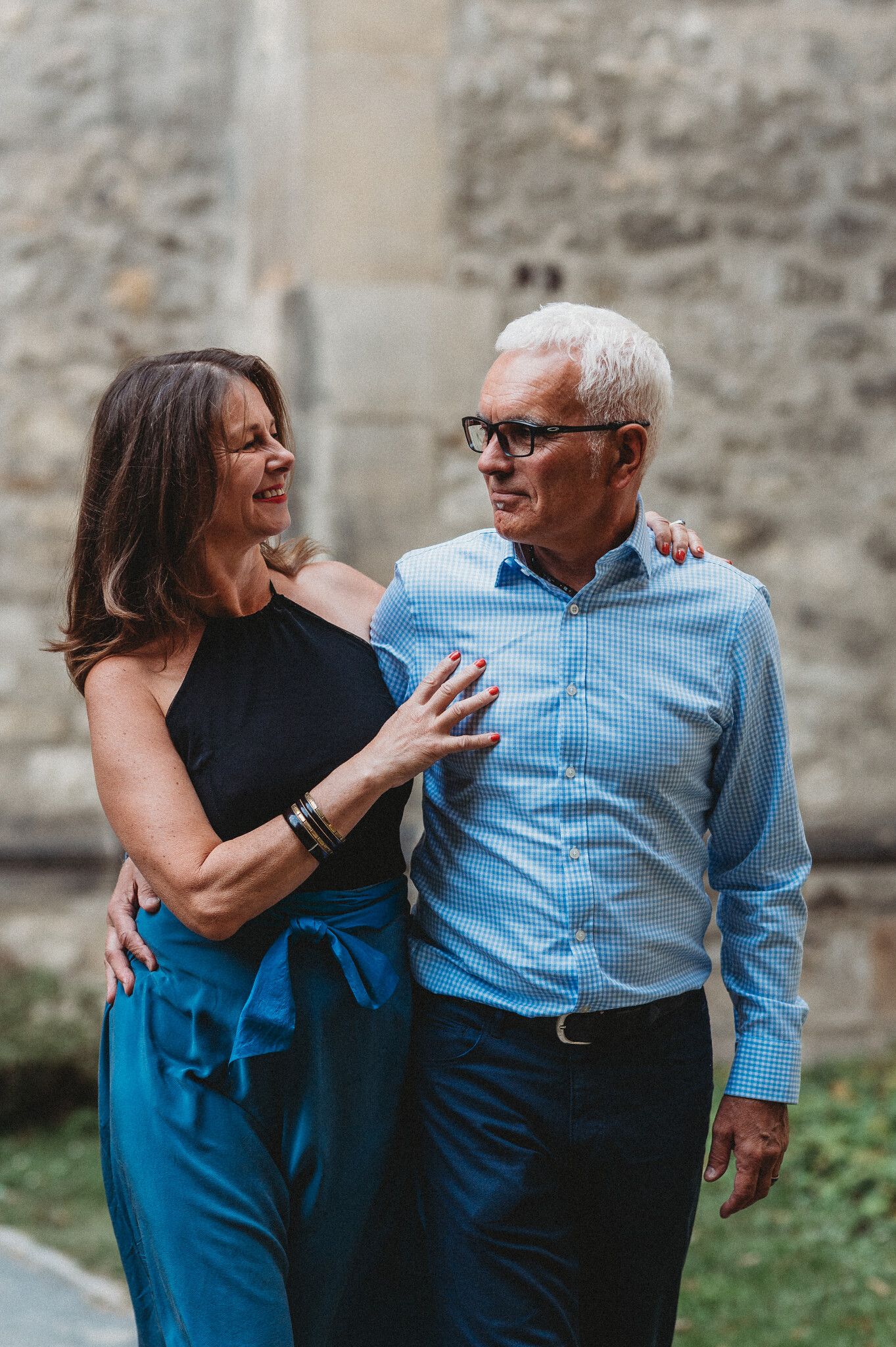 „Pokud tomu nevěříš nebo nerozumíš, nemám čas tě přesvědčovat, sorry.“
🖌️ A proto dnes jedeme do Budapešti vlakem.
Již před týdnem jsem chtěla koupit jízdenky.
🤔 Jenže Kamil je zvyklý jezdit autem všude. Je schopný najezdit dlouhé hodiny. Vlakem nechtěl. Ok, souhlasila jsem, jedeme autem. Dáme si tam oblečení na koncert Christiny Pluhar, který je účelem cesty. Vejdou se i župany a plavky do termálu, bundy na procházku. Je to pohodlné.
🌨️ Až přišlo dnešní zasněžené ráno. S Matějem znovu koukáme na časy vlaků a kombinací.
Přes všechnu sněžnou kalamitu i v Polabí, přes všechna hlášení o dopravních zácpách, přes postupující sněžný mrak dále na východ, Kamil balí do auta. Ometá auto. Odhazuje sníh. Vyjíždíme z domu. Abychom viděli ty sněhem zasypaný silnice na vlastní oči. Abychom se zase obratem vrátili. Fakt jsem nechtěla zůstat viset na D1. A Matěj nás hodil na vlak. (Mít dospělý syny se hodí.)
A jak to bylo s tím vlakem?
Buď jsem si ho nakvantovala již minulý týden. Nebo má intuice již minulý týden věděla, že pojedeme vlakem. Ale Kamil nevěřil myšlence a já ho nechtěla přesvědčovat. Až pochopil sám.
Otázka pro chytré hlavičky:
Čí je ten citát, který se mi na dnešní příběh hodil?
Dokonce má v Budapešti sochu.
Lucie
Fashion Therapy a Klub odvážných žen
INTUICI používám plně v každém mém okamžiku života. O aktivaci intuice a práci s ní jsem napsala celý jeden eMagazín. Najdete ho v členské sekci Klubu odvážných žen. Používám ji také při Fashion Therapy, abych navnímala archetyp ženy a způsob, jak její vnitřní záři ukázat světu přes oblečení. Je to velmi zajímavé a účinné. KVANTOVACÍMI vizemi si pak tvořím budoucnost. Při Fashion therapy ji pak tvořím i pro klientky.