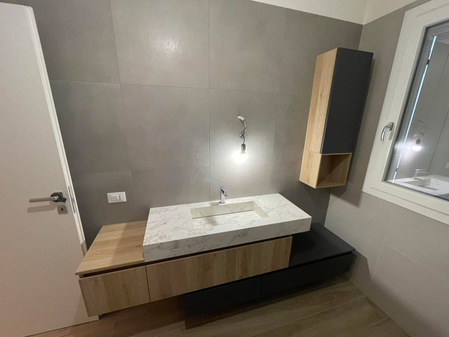 Siamo giunti alla fine di un altro anno lavorativo.
Ci teniamo a ringraziare tutte le persone che anche quest’anno si sono affidate a noi, é stato un anno intenso e ricco di esperienze.
Vi comunichiamo che saremo chiusi per le festività natalizie dal 24/12/2025 al 06/01/2026 compresi.
Ci rivediamo il 7 gennaio.
Con l’occasione, potete vedere in foto uno specchio retroilluminato, che ha decisamente cambiato l’aspetto di questo bagno.
Buone Natale e buone feste 🎄🎁🚀
Il team NVG