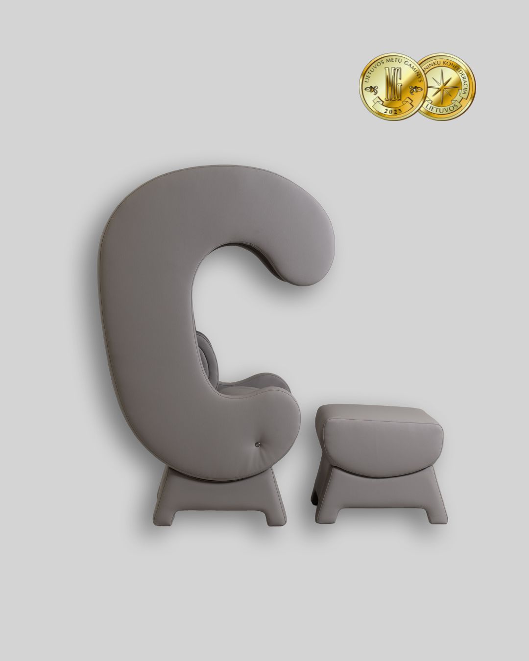 🇱🇹 Neurocass krėslas sukurtas taip, kad primintų kokoną – saugią, raminančią erdvę, kurioje vaikas gali atsipalaiduoti nepalikdamas bendros erdvės.
Apgaubianti krėslo forma padeda sumažinti aplinkos vizualinius ir garsinius dirgiklius, taip leisdama greičiau nusiraminti ir geriau susikaupti. Švelni šviesa ir garsas nukreipiami į vidų, kad netrikdytų aplinkinių. Aiškiai apibrėžtos ribos suteikia vaikui asmeninę erdvę bei kontrolės ir saugumo jausmą mokykloje, terapijos kabinetuose, bibliotekose ar namuose.
🇬🇧 Neurocass chair is designed to feel like a cocoon — a safe, calming space where a child can relax without leaving their environment. Its embracing shape helps reduce visual and auditory stimuli, supporting faster calming and better focus.
Soft light and sound are directed inward to support emotional regulation without disturbing others. Clear boundaries give children a sense of personal space, control, and safety at school, in therapy rooms, libraries, or at home.
#neurocass #sensorysupport #inclusiveeducation #emotionalwellbeing #autismfriendly #sensoryfurniture #autismsensory #calmingfurniture #therapeuticchairs #nervoussystemrelaxation #deeppressuretherapy #sensoryroom #emotionregulation #autismparenting #ergotherapy #inclusiveeducation #autism #sensorychair #neurodivergent #specialneeds #furniture #sensorytools #assistivetech #aiinnovation #ai