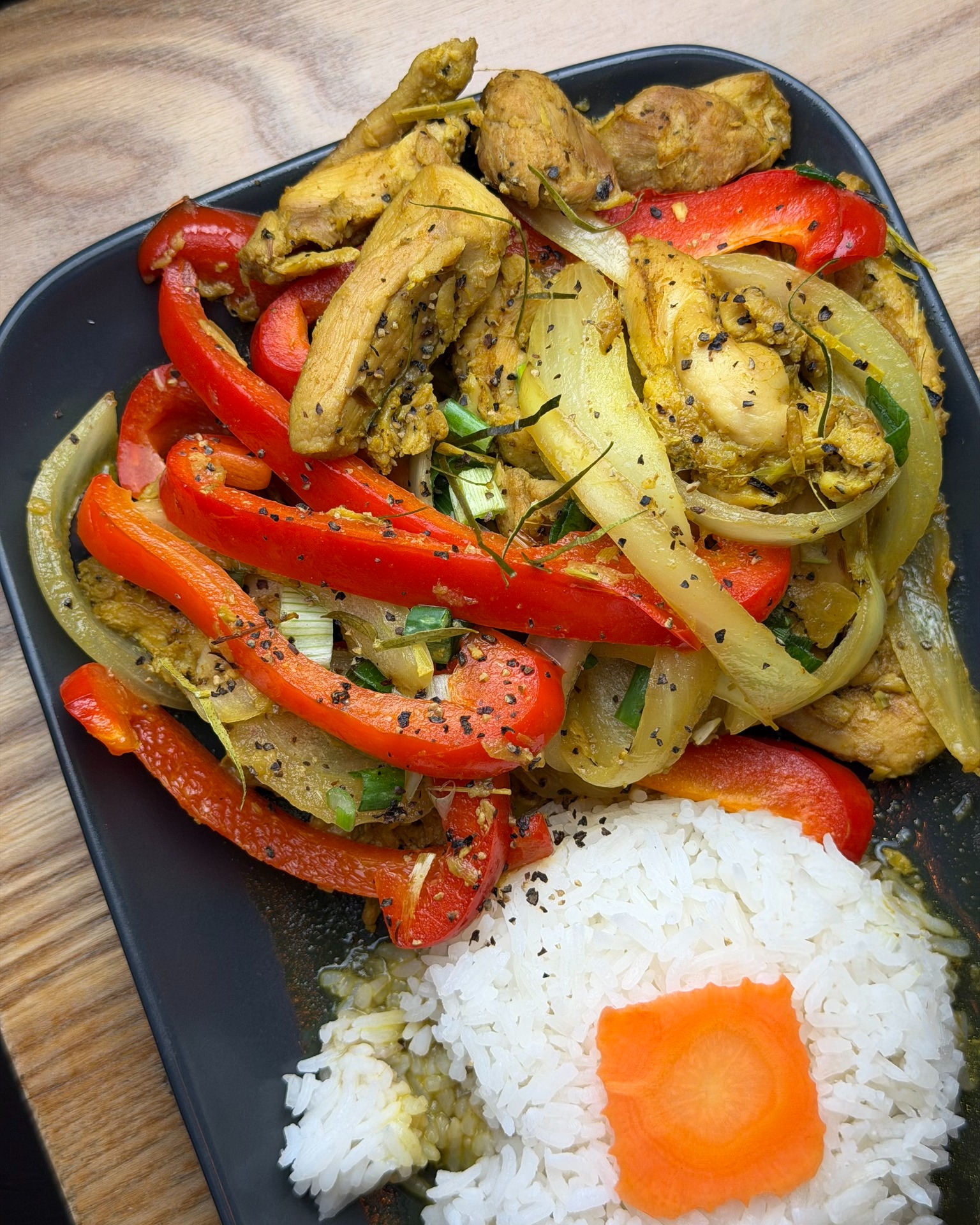 This or that: are you choosing the aromatic, fragrant lemongrass chicken with mango salad… or the hot, sour, and addictive bún chả? 🤤