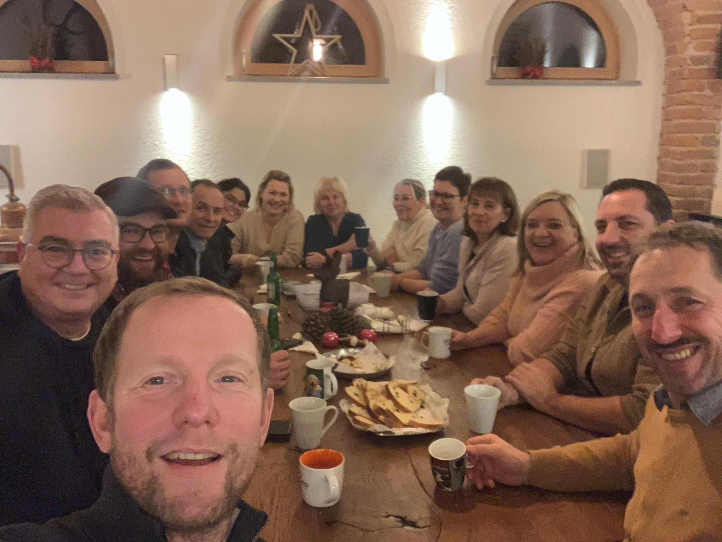 Gestern haben wir uns als ÖVP-Fraktion beim Sammerhof getroffen und einfach eine richtig schöne Zeit miteinander verbracht. Bei gemütlichem Beisammensein, guten Gesprächen und weihnachtlicher Stimmung haben wir gemeinsam gelacht, auf das Erreichte zurückgeblickt und mit Freude Pläne für das kommende Jahr geschmiedet. Schön, so ein starkes Miteinander!