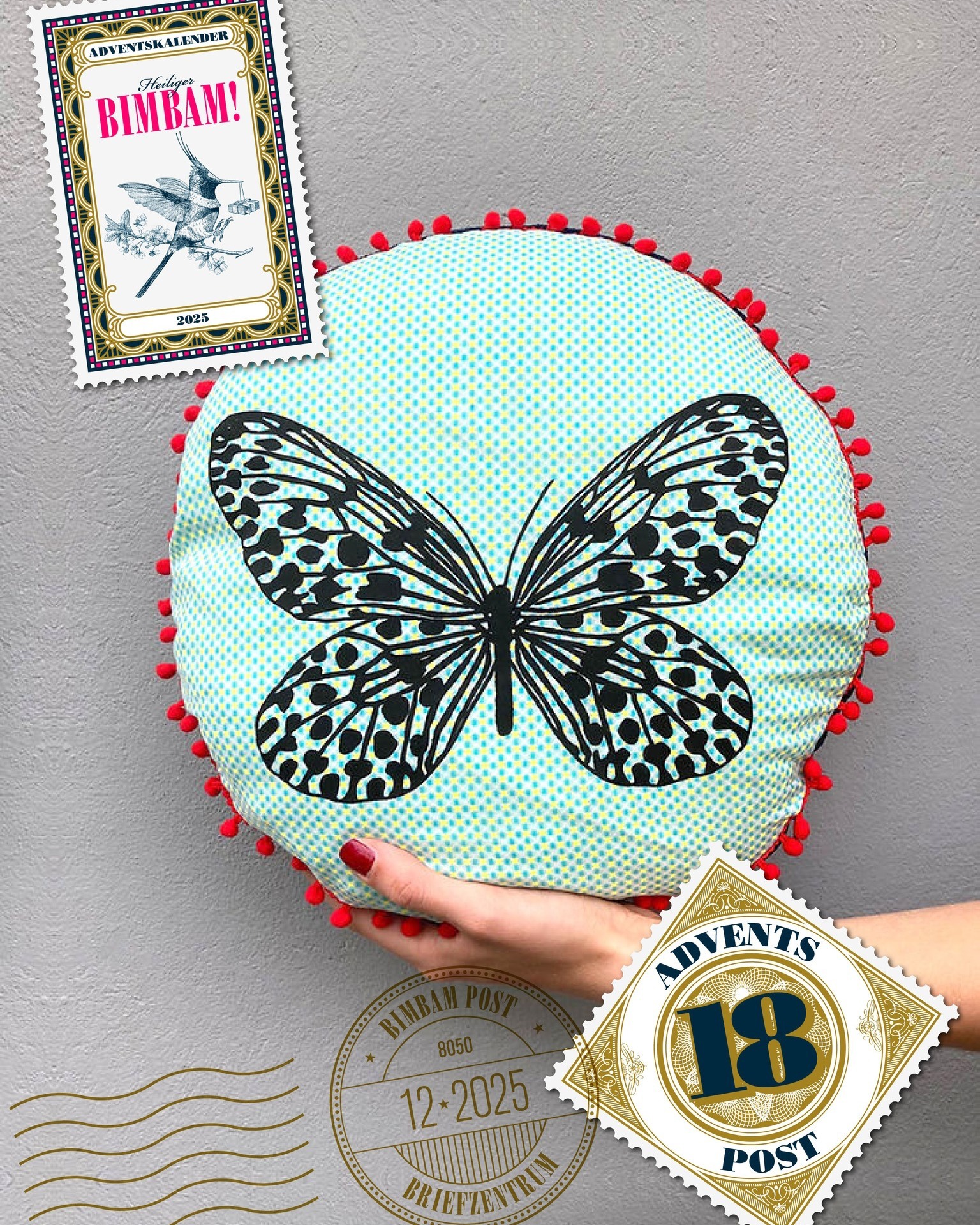 @siebsachen ist Label und kreative Manufaktur in einem. ✨
Die Luzerner Designerin Andrea Wittmer entwirft und produziert hier charmante Mitbringsel und (Wohn-)Accessoires im traditionellen Handwerk des Handsiebdrucks.
Immer wieder experimentiert sie damit, welche Materialien sich mit dieser Technik bedrucken lassen. Das Resultat ihrer jüngsten Forschung: Handsiebdruck auf Keramik – und das Ergebnis kann sich definitiv sehen lassen. 💜