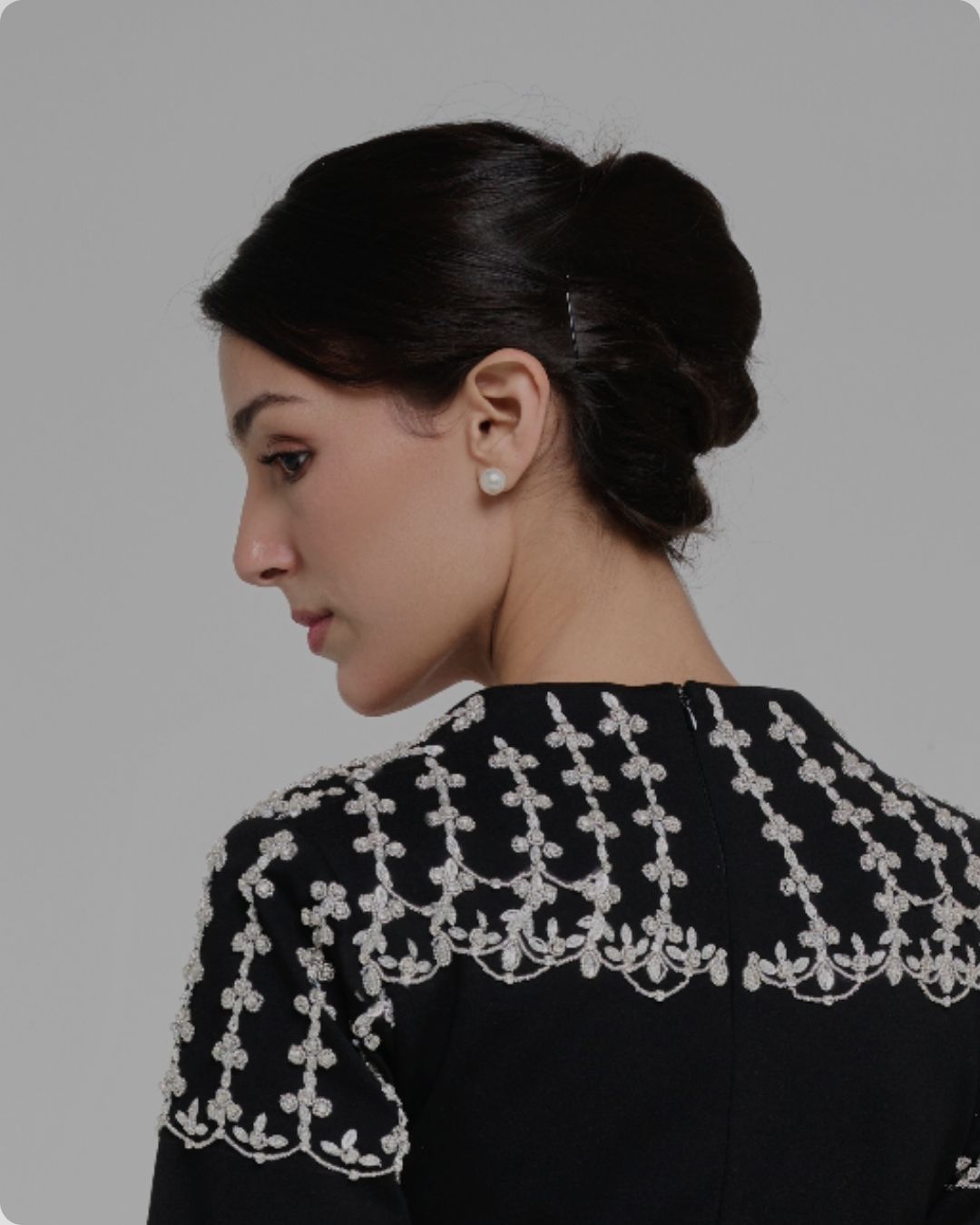 Honoring craftsmanship.
Diamonds, our Signature Dress.
#Rumii #SignatureDress #DiamondsByRumii #LuxuryOccasionwear #FlagshipDress #InternationalLuxury #QuietLuxury