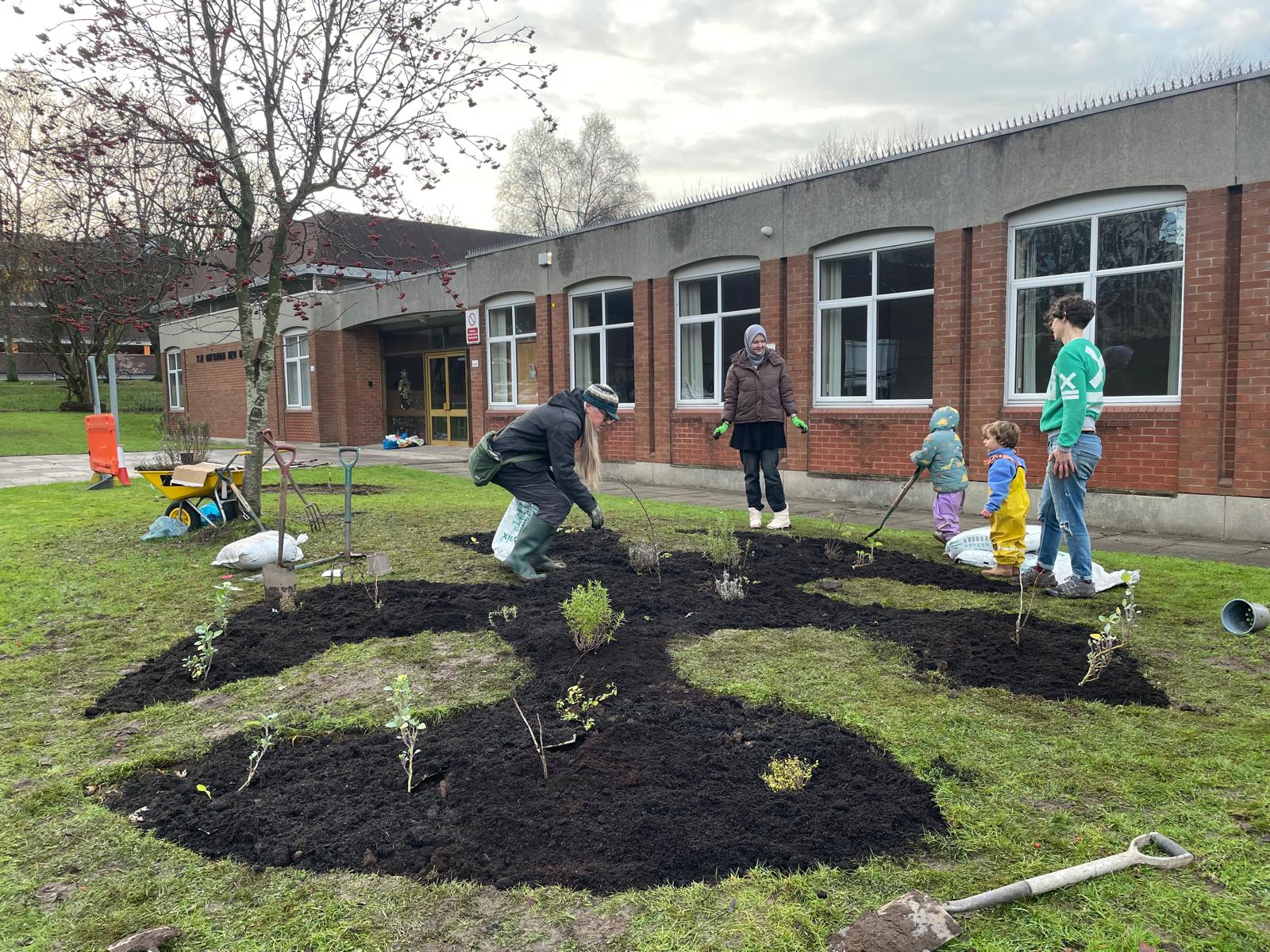 Planting up our new #EdiblePerennial garden bed with @brumunitarians in
#Ladywood last week, and it looks beautiful planted up with dozens of plants that will continue to grow with our joint care and attention.