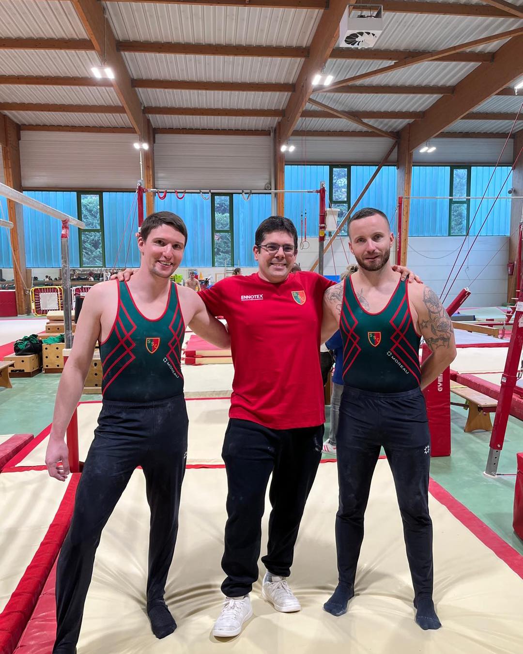 Le 14 décembre, les adultes de la SSC ont participé au premier tour des coupes à Croissy 💪🏻
🏅Guillaume se classe à la 9e place 👏🏻
🥉Paul monte sur la 3ème marche du podium et se qualifie pour les demi-finales 🎉
Un grand merci aux juges, coachs et accompagnateurs d’avoir été présents 🙏
❤️💛💚
#ssc #sscgym #corbeilessonnes #sport #gymnastique #fscf #gymnastiqueartistique #saison20252026