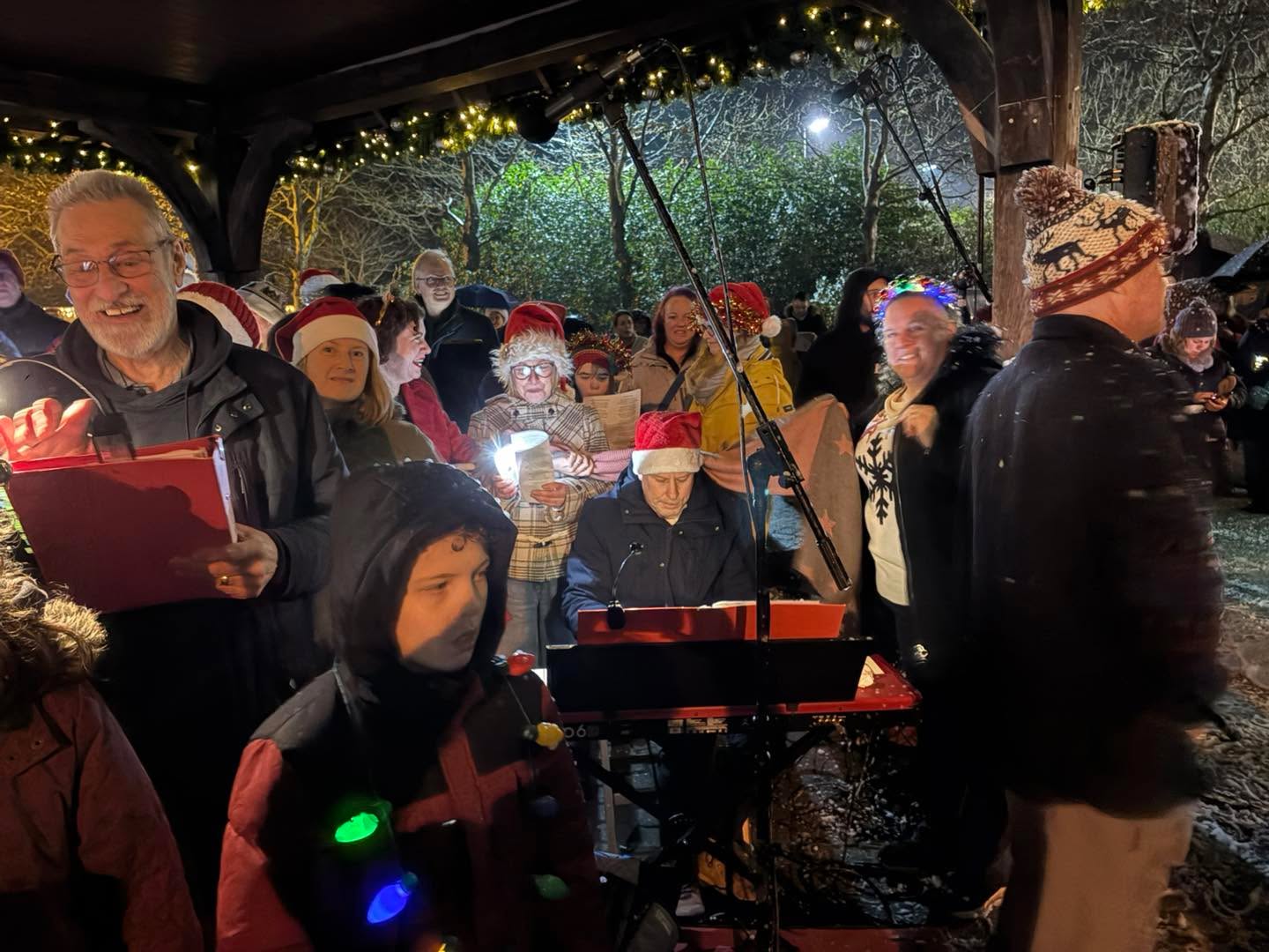 Thanks you Elvetham Heath! You were great tonight. Thanks for the singing- especially Jingle bells Iris and South African Dan- lovely to have partied with you guys. Suzanne Pepper is such a kind hearted, positive, energetic, passionate and caring lady. She organises this event and it’s such a lovely thing. Look at how it still worked in the rain. Thanks also to the guys from The 1977 who did the sound- and thanks to the singers who not only kept Pete (who drove the whole thing actually) safe from rain and snow, but also gave such a big energy to the event. Great singing. Well done.
One to go…. Spice merchant tomorrow evening. See you there!😂😬