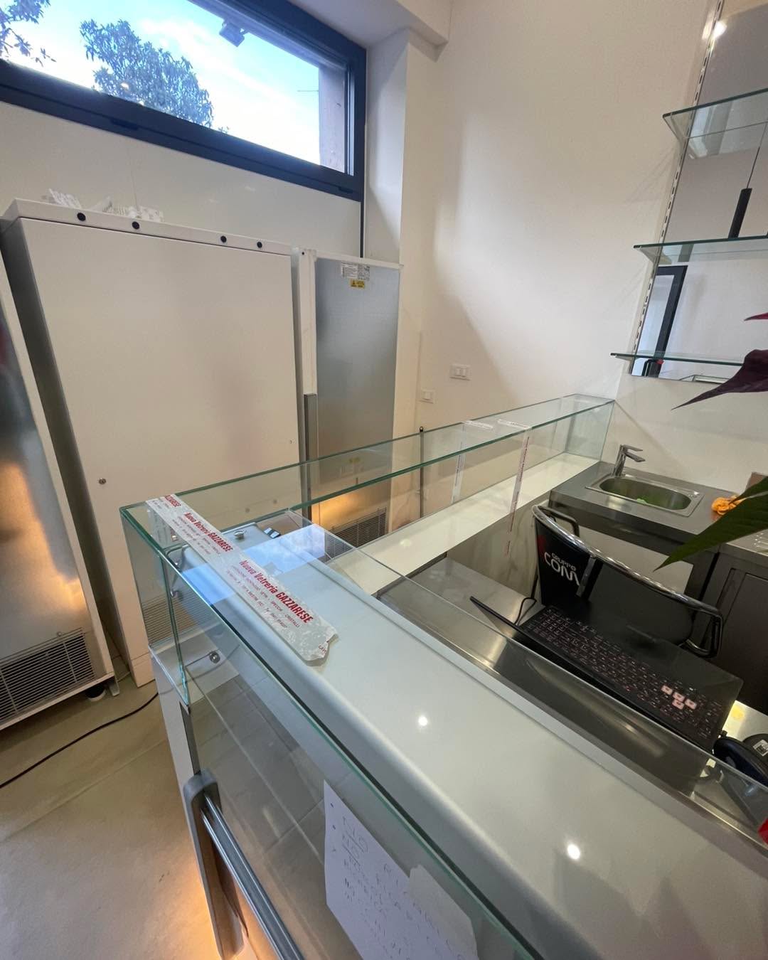 Nuovo anno, nuove soddisfazioni
Teche in vetro 8mm incollate UV realizzate su misura.
Che dire, uno spettacolo 🚀
Per info e preventivi (sempre gratuiti) i contatti sono sempre i soliti, vetreriagazzarese@gmail.com 041914037
Vi aspettiamo