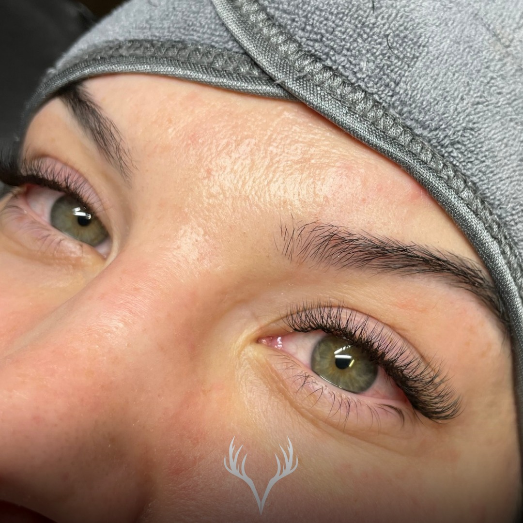 Kennst du diese Tage, wo du eigentlich schon zu spät dran bist – und dann sitzt auch noch der Mascara nicht? 😅
Genau dafür lieben wir Wimpernverlängerungen: Du wachst auf, schaust in den Spiegel und denkst dir einfach nur: „Passt. Ich seh wach aus.“ ✨
Kein Rumgepinsle, kein Verwischen, kein „ich mach’s später“ – sondern ein Look, der zu dir passt und im Alltag funktioniert.
Damit das Ergebnis nicht nur schön aussieht, sondern auch schön bleibt, ist es Teamwork:
💁♀️ unser Part: sauberes Arbeiten, perfektes Styling/Mapping, passende Wimpernwahl für deine Naturwimpern
🫶 dein Part: richtig reinigen, nicht rubbeln, Ölprodukte am Augenbereich meiden & regelmäßige Refill-Termine einhalten
Wichtig vor dem Termin: bitte im gesamten Augenbereich ungeschminkt kommen (kein Mascara, kein Concealer, kein Lidschatten).
Und yes: dank Glue Bonder musst du bei uns nicht 24 Stunden auf Feuchtigkeit verzichten. 🙌
📍Beauty Bar Baden – Wiener Straße 89
📅 Termine: online buchen oder telefonisch
📞 069911307030
#beautybarbaden #wimpernverlängerung #lashesbaden #wimpernstudio #lashartist #lashlove #naturallashes #softglam #beautyroutine #badenbeiwien #refill #lashcare #metime #beautyaustria