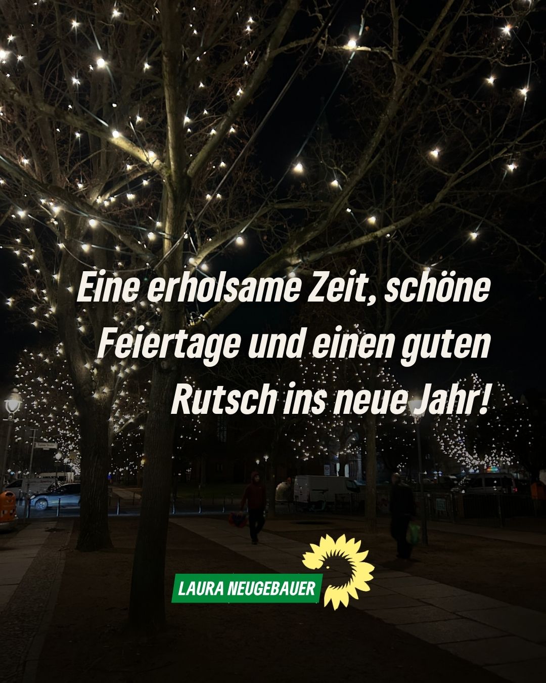 Der Leopoldplatz erstrahlt zum Jahresende in festlichem Glanz. Wie bereits im vergangenen Jahr wird die Beleuchtung aus Mitteln des Berliner Sicherheitsgipfels finanziert. Ziel ist es, die Aufenthaltsqualität vor Ort weiter zu verbessern.
Zum Jahresende gönnen mein Team und ich uns eine kurze Auszeit. Im neuen Jahr melden wir uns dann mit frischem, ereignisreichem Content zurück.
Ich wünsche allen eine erholsame Zeit zwischen den Jahren, schöne Feiertage und einen guten Rutsch ins neue Jahr! ✨