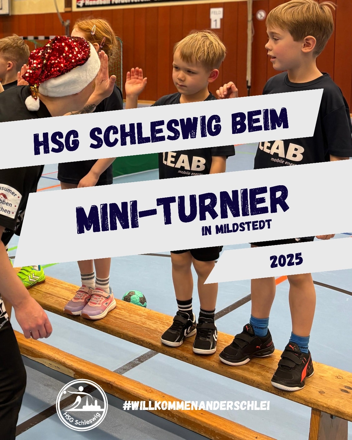 Mini-Turnier in Mildstedt 🤾🏼♀️🤾🏼♂️
Zum Jahresabschluss durfte unsere Mannschaft der Minis | 1 noch beim Weihnachtsturnier in Mildstedt zu Gast sein und was sollen wir sagen: Vor Ort war es eine richtig tolle, super organisierte Veranstaltung mit guter Stimmung! 🙌
In insgesamt 7 Spielen zeigten unsere Minis vollen Einsatz: 5 Siege, 1 Unentschieden und 1 Niederlage. Aber viel wichtiger als die Ergebnisse war, dass jedes Kind mindestens ein Tor werfen konnte und wir wieder einmal eine geschlossene, starke Mannschaftsleistung gesehen haben 👏🏻
Der Spaß am Handball stand klar im Vordergrund, genau so, wie es vorab auch kommuniziert wurde.
Besonders schön zu sehen war, dass viele D-Jugend-Spieler mit ihren Weihnachtsmützen gepfiffen haben und diese dabei von erfahrenen Schiris unterstützt wurden. 🎅🏼 Dazu eine tolle Cafeteria. Rundum eine gelungene Veranstaltung!
Ein großes Dankeschön an unsere Trainer Yvonne und Christoph für die tolle Betreuung der Kids, sowie an Charlotte, die die Kids auf der Bank unterstützt hat. 💙🤍
Am Ende ein herzliches Dankeschön an den TSV Mildstedt für die großartige Organisation und Durchführung des Mini-Turniers. 🙏🏻
So macht Handball Spaß!
#hsgschleswig
#willkommenanderschlei