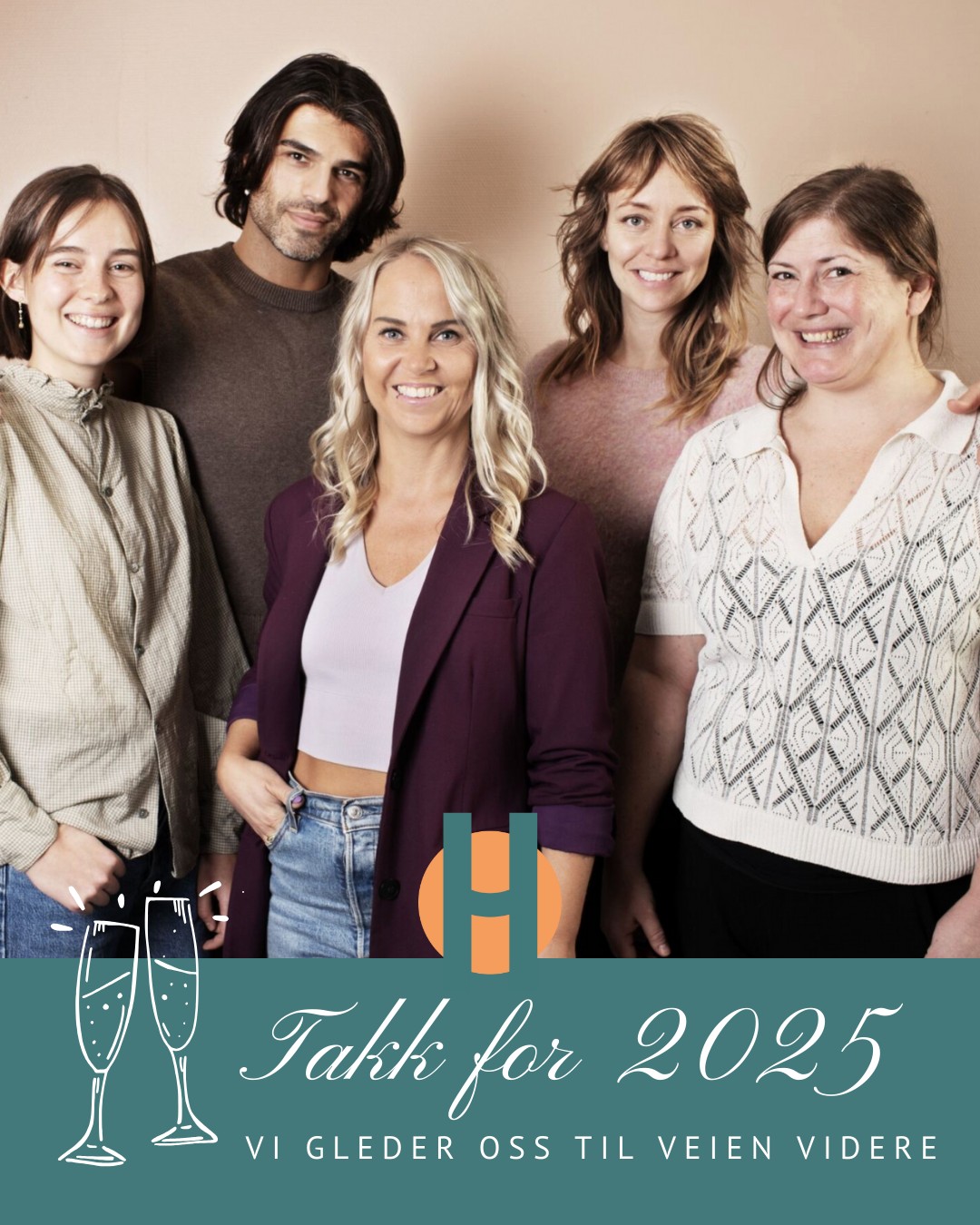 2025 har vÊrt et Är med vekst, mot og mye hjerte.
Vi fikk en ny medarbeider, Stine, som har gĂ„tt inn i rollen som koordinator for Hjertesirkel â og vĂŠrt et friskt pust for bĂ„de arbeidet og fellesskapet vĂ„rt.
I Ă„r ble ogsĂ„ Humanistenes nye konfirmasjon, Skogreisen, skapt og gjennomfĂžrt med stor suksess. Et alternativ som gir unge rom for refleksjon, natur, indre utvikling og tilhĂžrighet. Samtidig fortsetter Hjertesirklene Ă„ blomstre og finne nye former â som Ă„pner for ekte mĂžter, fellesskap og menneskelig dybde.
Vi har ogsĂ„ lansert vĂ„r separasjonsseremoni, for Ă„ mĂžte livets overganger med verdighet, omsorg og mening. Alt dette har vi gjort som et lite team â men med store steg.
Vi er dypt takknemlige for alle som har vÊrt en del av reisen i Är.
Og vi gleder oss til fortsettelsen â til alt vi skal skape sammen i 2026 đ€