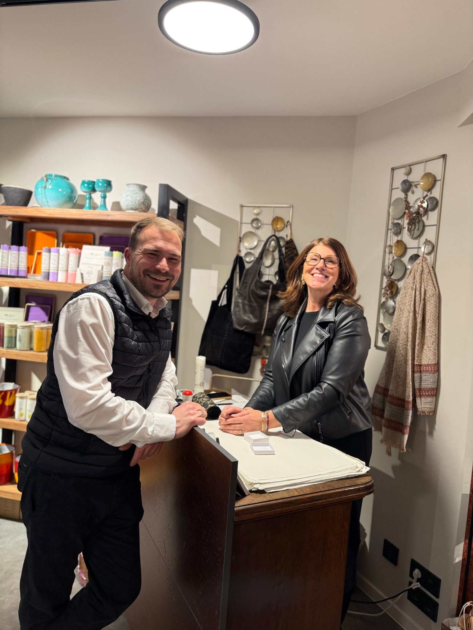 🎁 Geschenke-Stress? Bei mir nicht.
Entspannt durch die Freiberger Altstadt bummeln, ruckzuck alle Geschenke finden.
Einen Cappuccino zwischendurch, nette Gespräche und individuelle Beratung inklusive. Genau das macht unsere Altstadt mit ihren vielen inhabergeführten Geschäften aus.
Unsere Händler geben täglich ihr Bestes – deshalb kaufe ich auch in diesem Jahr meine Weihnachtsgeschenke hier.
Ein halber Nachmittag, alles erledigt. So geht entspanntes Einkaufen für Weihnachten in unserer Silberstadt Freiberg.🎁🎄✨