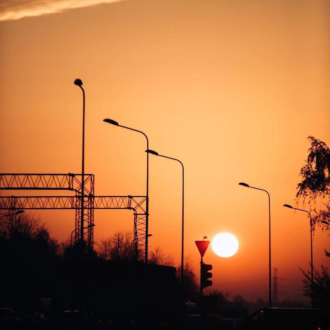 ⸻
Jūties apjucis? Nav virziena sajūtas?
Sajūta, ka esi ierauts vāveres ritenī, un nekas vairs nesagādā prieku tā kā agrāk? Domas kļūst smagas, dienas — pelēkas, un virziens šķiet pazudis…
Tā ir sajūta, kas, manuprāt, skārusi ikvienu no mums. Tā ievelk dziļi — zemāk un zemāk, līdz brīdim, kad aizmirstas, kā vispār jūtas dzīves vieglums, skaidrība un iekšējs prieks.
Arī es. Es nemanot biju sākusi slīdēt tajā pašā virzienā…
Līdz vienā rītā atcerējos, ka man ir rīki.
Tie nav sveši, tikai… bija iestājies slinkums, apātija — tā Kundalīni jogā tiek dēvēta par pirmo soli uz elli.
Taču tāpat zināms arī pirmais solis uz laimīgāku dzīvi:
Apņemšanās.
Man tā sākas no rīta. Ar aukstu dušu, tik aukstu, ka gribas iekliegties — un tomēr tas atmodina un dod dzīvības sajūtu. Ja ir laiks — mandeļu eļļas masāža. Tas uzlādē ķermeni.
Pēc tam — lūgšana, meditācija pie altāra. Ja tev nav altāra, tas var būt treniņš, pastaiga, klusums. Svarīgi, lai tas baro tavu garu.
Un pats, pats svarīgākais: atkārtot.
Katru rītu. Vēlams agri — starp 4:00 un 8:00 — ideāls laiks, lai noskaņotos vieglai, apzinātai dienai.
Lai priecīgi Ziemassvētki, un Jaunais gads pilns ar jaunu apņemšanos, disciplīnu un iekšēju gaismu.
Wahe Guru! 🙏🏻
🔗 Vairāk par manām online klasēm, iedvesmu un bezmaksas jogas iespēju:
www.kundalinijoga.lv
📲 IG: @kundaliniyoga.lv
#KundaliniJoga #Apzinātība #AmangeetKaur #Ziemassvētki #RītaRituāls #JogasPrakse #AukstāDuša #KundaliniLatvija #JogaRīgā #ShivCharanSingh #YogiBhajan #Apņemšanās #Latvija #GarīgāPrakse #DisciplinētaDzīve #KundaliniYoga #RītaMotivācija