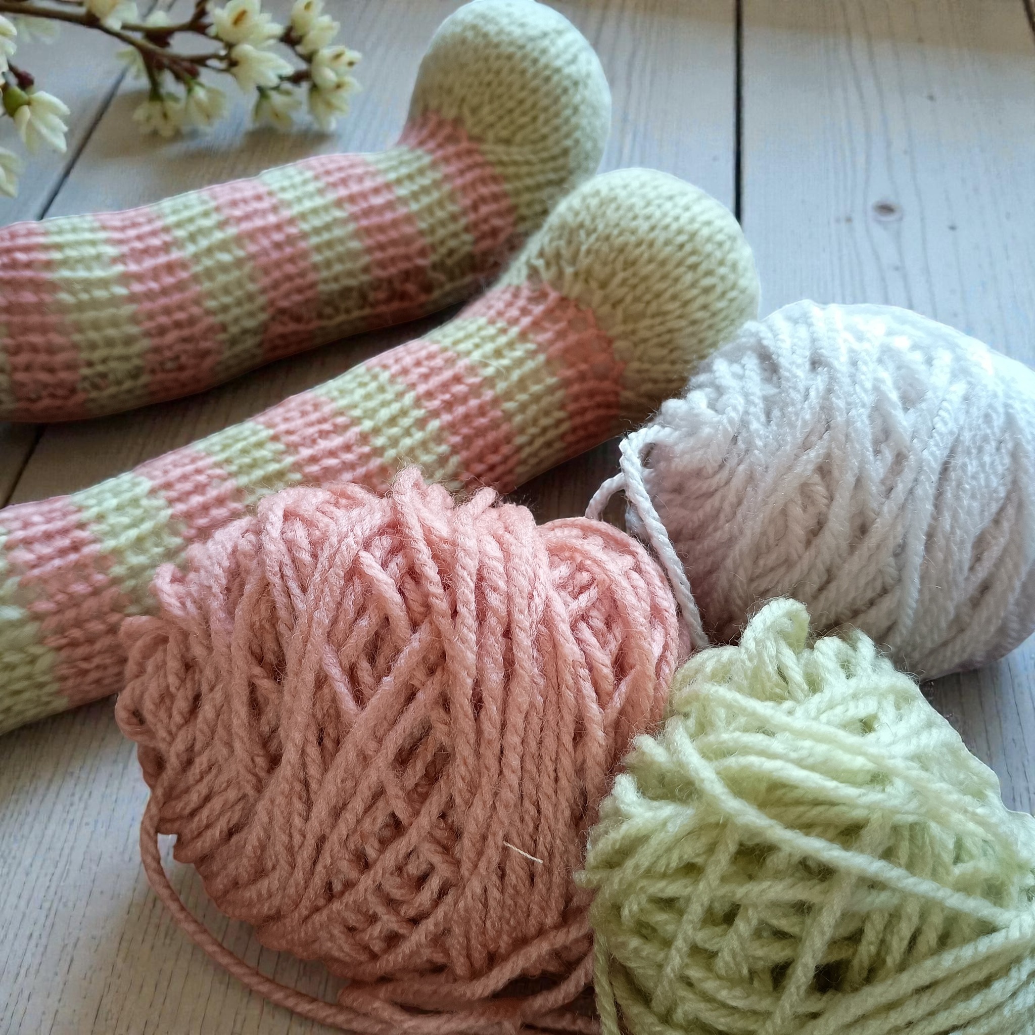 Starting the new year with fresh colours and a peek behind the scenes! This pattern is still in its early days—so for now, here’s a close-up of soft yarn and those cheerful stripy legs. Can’t wait to share more as it comes to life!