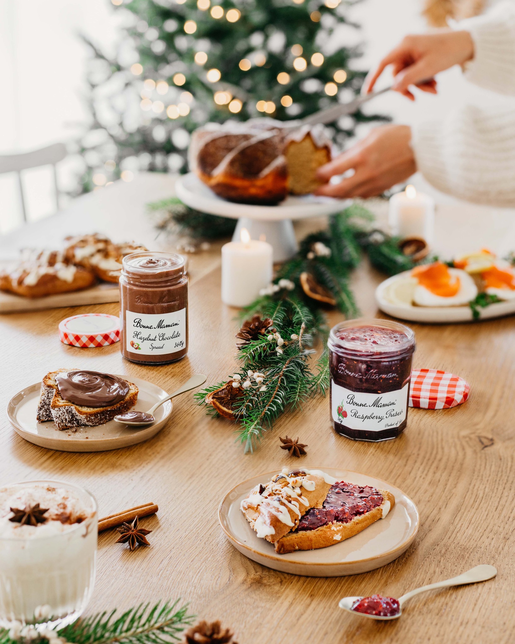 Here’s to unwrapping a sweeter, brighter year ahMamann✨ May it be filled with heartfelt moments gathered around the table, and may every new beginning taste as joyful as a spoonful of Bonne Maman shared with loved ones. Happy New Year! 🥂🍯
敬啟更為甜蜜、明亮的新歲。🎉✨
願您與所愛圍桌相聚的每一刻都真摯而豐盈;願每一個嶄新的開端,都和與摯愛分享Bonne Maman時那般,滋味甘美,滿載歡欣。新年快樂!🥂🍯
#BonneMaman #RaspberryPreserves #HazelnutChocolateSpread #DeliciousMoment #deliciousness