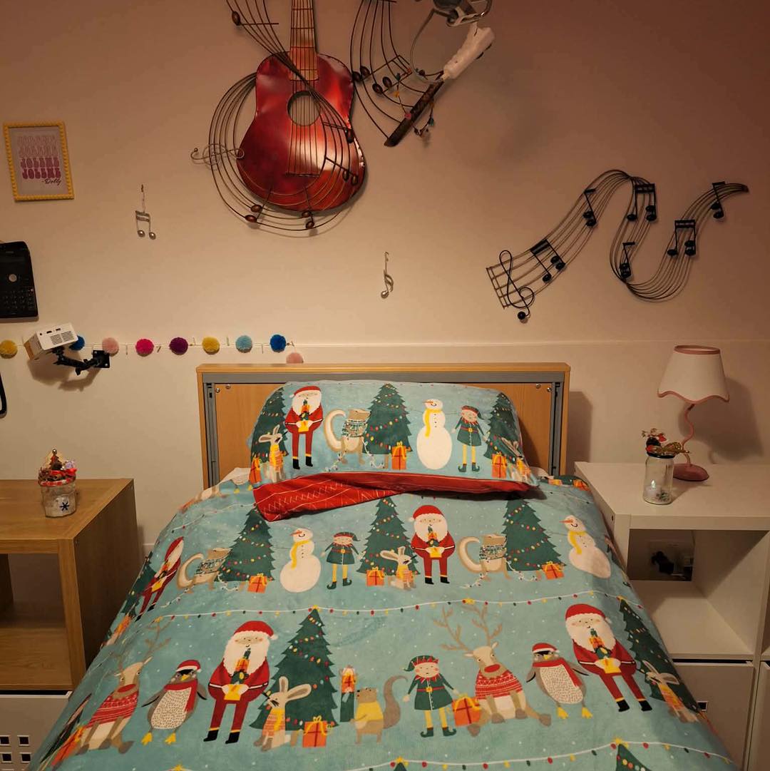 Our wee light-up festive jars from the Santa Secret Garden have found a lovely new home ✨🎄
They’re now brightening up the children’s bedrooms at Sunndach Respite and Residential in Ladywell.
As part of the Royal Hospital for Children and Young People, Sunndach provides NHS respite to families of children with complex medical needs and life-limiting conditions.
We hope the jars bring a little extra sparkle and comfort this Christmas.
Wishing all the children, families and staff a very lovely Christmas 💖✨ xx
Spark Almond Housing Association West Lothian Youth Action Project