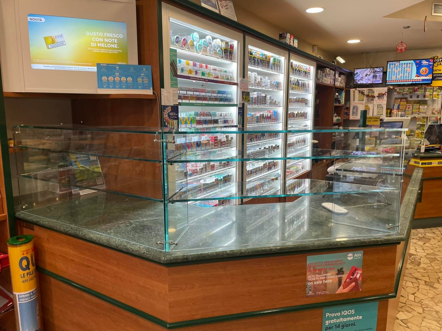 Siamo agli sgoccioli, il Natale🎁🎄 è alle porte, e noi stiamo terminando gli ultimi lavori prima di salutarci e rivederci nel 2026.
In foto una delle vetrine da banco piu belle e complesse che abbiamo realizzato, per una tabaccheria. Tutta realizzata in vetro 8mm, con morsetti, e sagomata sulla forma del banco.
Per info e preventivi, siamo sempre a disposizione 🚀