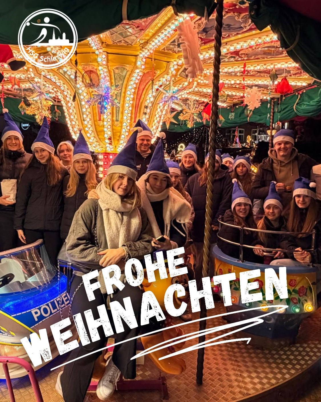 Liebe HSG-Familie,
das Jahr 2025 neigt sich dem Ende zu und wir blicken mit großem Stolz auf alles zurück, was unsere Spielgemeinschaft gemeinsam erreicht hat. Teams, Trainer, Schiedsrichter, Eltern, Sponsoren und Unterstützende haben zusammen viele tolle, aber auch herausfordernde Momente erlebt und gemeistert.
Unsere Mannschaften haben in dieser Saison beeindruckende und mitreißende Spiele gezeigt und dabei immer wieder bewiesen, was Zusammenhalt und Leidenschaft ausmachen.
Neben dem sportlichen Geschehen war 2025 auch abseits der Platte ein Jahr voller Ereignisse und besonderer Projekte, die wir dank vieler fleißiger Hände und engagierter Ehrenamtlicher umsetzen konnten. Von neuen Minitoren für unsere Miniturniere über die LED-Wand bis hin zu personellen Verstärkungen durften wir gleich mehrere Meilensteine feiern.
Ein herzliches Dankeschön gilt allen Mannschaften für die Cafeteria-Spenden, Katrin für die regelmäßig liebevoll hergerichteten Naschitüten, Michael G. für die neuen Torabhängungen im HSG-Design sowie den vielen Ehrenamtlichen, die mit viel Zeit, Energie und Hingabe unsere gesamte Spielgemeinschaft unterstützt und vorangebracht haben. 💙🤍
Ebenso bedanken wir uns ausdrücklich bei unseren Schiedsrichtern, ohne die ein regelmäßiger Spielbetrieb nicht möglich wäre. 🙏🏻
Abschließend bedanken wir uns herzlich bei all unseren Partnern und Sponsoren, die uns in diesem Jahr begleitet haben und mit uns zusammen den Handballsport in Schleswig möglich und stark gemacht haben. 🙏🏻
Um das Jahr 2025 noch einmal gemeinsam Revue passieren zu lassen, erwarten euch wie gewohnt zwischen den Feiertagen unsere Jahresrückblicke mit vielen besonderen Momenten.
Wir wünschen Frohe Weihnachten 2025! 🎄🎅🏼
Eure HSG Schleswig