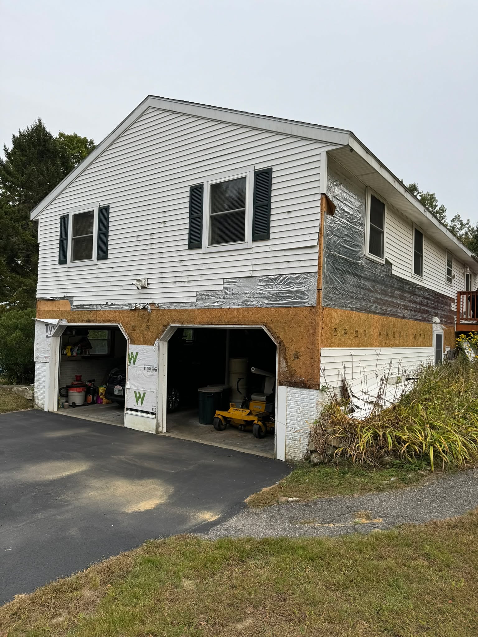 📍 Jaffrey, NH
This one hits close to home.
This exterior refresh was done on my in-laws’ house — the home my wife grew up in, and the place my kids now get to make memories with their grandparents. Even better, we tackled it together as a family.
Updating the old white siding was about more than curb appeal. It was about caring for a home that’s been part of our family for generations and giving it a fresh chapter.
Some projects mean more than others.
— Freedom Framing & More LLC