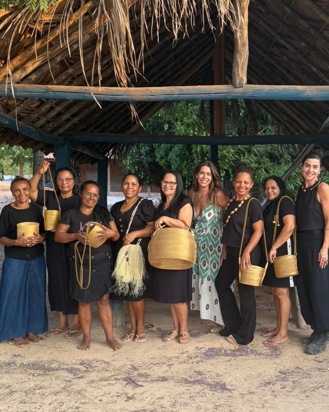 O capim-dourado é o verdadeiro ouro brasileiro. Uma joia vegetal que nasce onde o sol é intenso,
nos campos do Tocantins, especialmente no Jalapão.
Quando o vento passa por suas hastes finas, o brilho que se espalha é dourado de verdade,
não metálico, não fabricado, mas vivo. É ouro que se move com leveza. É ouro que cresce da terra.
Essa fibra única não se cultiva fora do Cerrado. Ela pertence à paisagem, ao tempo seco e às veredas de água. Seu ciclo é regido pela natureza, e qualquer tentativa de domá-lo falha.
Por isso, sua preservação é urgente. As queimadas, muitas vezes de origem desconhecida, colocam em risco não só sua existência, mas também o futuro das comunidades que dela vivem.
No mercado, infelizmente, o capim-dourado muitas vezes aparece descaracterizado: misturado a metais, plásticos, strass ou fios de lurex, elementos que lhe roubam o protagonismo e empobrecem as peças.
Uma peça feita inteiramente em capim-dourado é um objeto de luxo. Carrega o tempo da natureza, a técnica dos artesãos e a ancestralidade de territórios quilombolas.
Por isso fizemos, em parceria com o Sebrae Tocantins, os artesãos locais e as comunidades de Mumbuca e Carrapato, uma coleção que celebra a pureza da fibra. Aqui, o capim-dourado brilha sozinho.
Como deve ser.
E você? Também é apaixonado por esse ouro brasileiro como nós