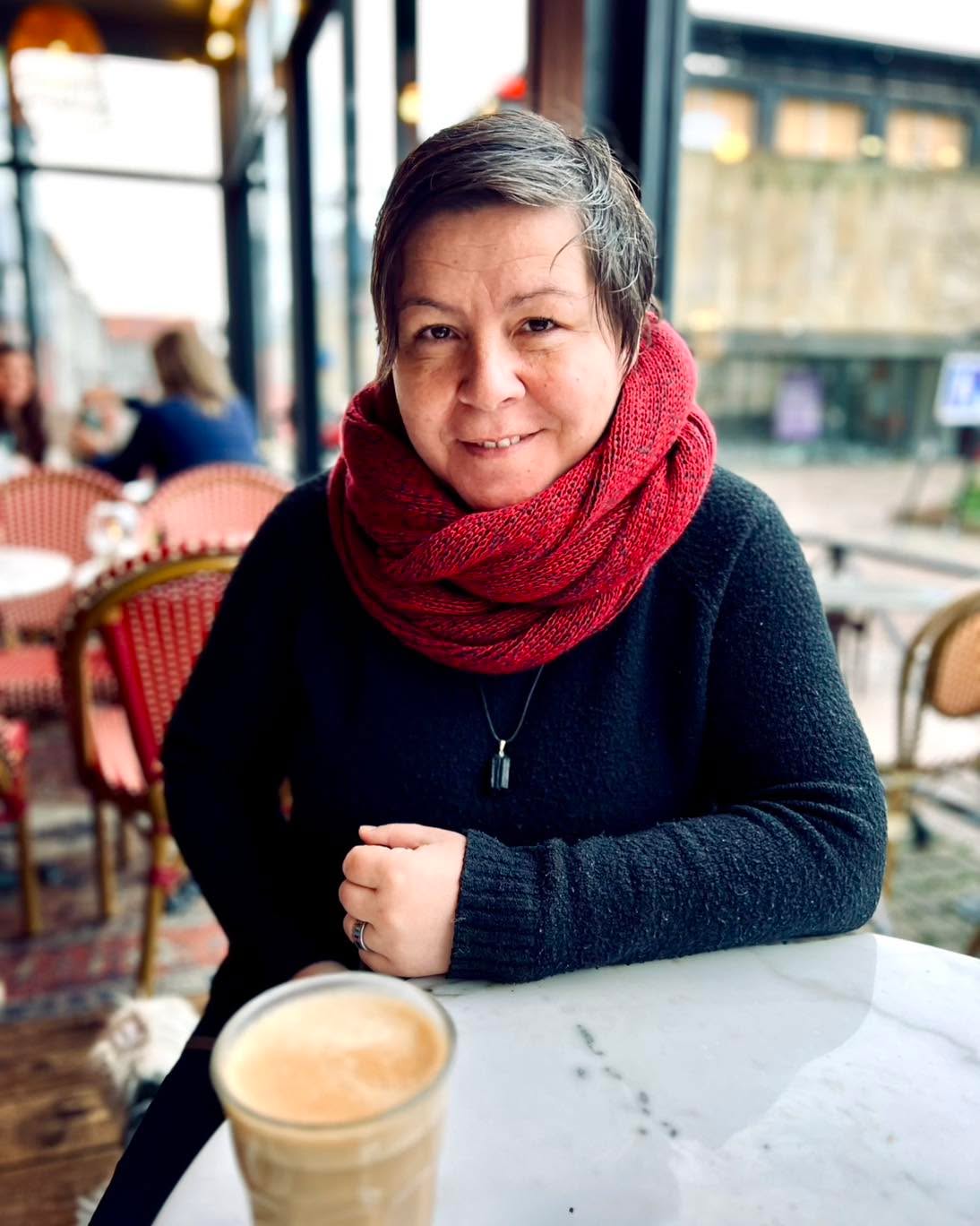 🤍Jag vill dela något nära mitt hjärta. Inte som kritik. Inte som en sanning över någon annans. Utan som ett ansvarstagande - för oss alla som arbetar med människor.
Nu finns det många som vill guida andra i healing och transformation. Det är i grunden väldigt fint. Samtidigt ser jag något annat.
När vi försöker leda andra genom sorg, läkning, skifte osv, utan att själva ha gjort vårt eget inre arbete, uppstår en obalans. Inte alltid synlig - men kännbar. Kroppen vet. Nervsystemet vet, intuitionen talar.
Modern neurovetenskap visar tydligt att vi människor speglar varandra bortom ord. Vår reglering, vår trygghet, vår närvaro förs över biologiskt genom spegelneuroner och affektiv resonans. Det vi är påverkar mer än det vi säger.
Energin talar.
Ett oreglerat nervsystem kan inte lära ut trygghet. Ett ointegrerat trauma kan inte coachas bort - det projiceras.
En oförsonad skugga tenderar att bli metod, moral eller makt.
I alla tider har de som hållit space för andra först gått igenom sina egna initieringar. Schamanen genom sjukdom. Mystikern genom, the dark night, ”själens mörka natte”. Terapeuten genom egenterapi och studier.
Ledaren genom prövning. Visdom har aldrig varit något man tar - den har ”alltid”, formats genom levd erfarenhet.
Nu ska det vara snabba genombrott, certifierad identitet och andlig bypass - utan egen förankring i kroppen. Det skapar obalans. Inte av ondska eller illvilja och elakhet, utan av omedvetenhet.
Sann healing följer en annan rytm:
Först reglering - sedan insikt.
Först integration - sedan expansion.
Först ödmjukhet - sedan inre auktoritet.
Det handlar inte alls om att vara färdig.
Det handlar om att vara ”ärlig”, inför sitt eget arbete. Vi kan inte låtsas ha gjort jobbet själva när vi arbetar med människor.
När fler väljer att möta sin egen smärta innan vi leder andra, händer något kollektivt. Projektioner minskar. Trygghet fördjupas. Transformation blir långsammare - integrerad.
Balans skapas inte genom fler metoder.
Utan genom mer integritet i dem som håller spacet.
Låter det rimligt?
Med kärlek ❤️🤝
#autenticitet#coach#rak