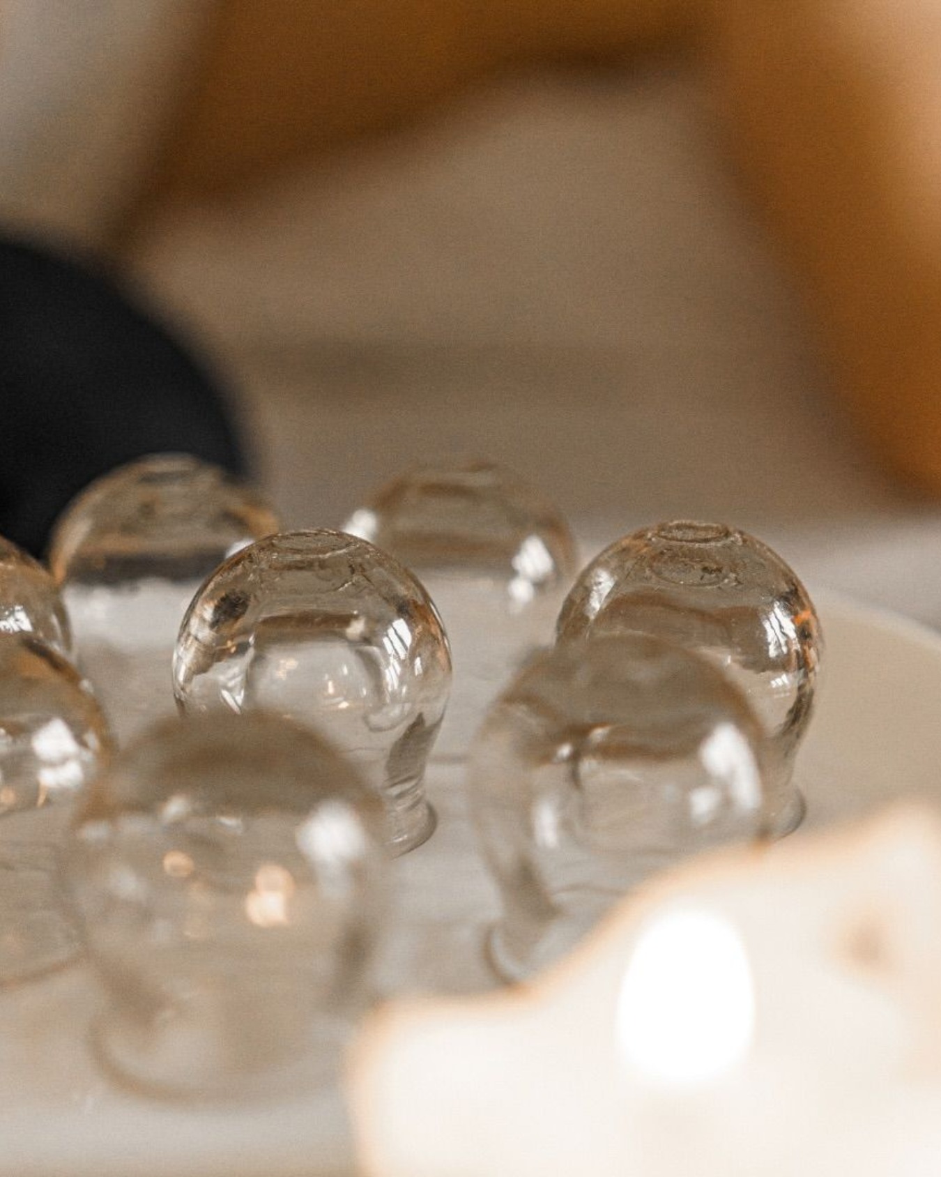 Roodheid die blijft terugkomen… Het kan je huid onrustig doen aanvoelen én je zelfvertrouwen aantasten. Maar wist je dat er ook zachte, natuurlijke manieren zijn om je huid weer tot rust te brengen? ✨
Cupping is er zo eentje. En ja, het kan écht helpen bij roodheid.
Door het zachte vacuüm op de huid stimuleren we de doorbloeding en het lymfestelsel. Afvalstoffen en overtollig vocht worden sneller afgevoerd, waardoor de huid minder rood wordt en opnieuw rustiger en egaler oogt.
Maar cupping gaat verder dan dat. Het maakt het bindweefsel los, zodat je huid weer soepel wordt en zuurstof en voedingsstoffen beter kan opnemen. Tegelijk stimuleert het de aanmaak van collageen en elastine, wat zorgt voor meer stevigheid, veerkracht en een gezonde glow. ✨
➡ Het resultaat?
Een huid die niet alleen rustiger oogt, maar zich ook sterker en gezonder aanvoelt.
💛 Wil jij dit voorjaar je roodheden op een zachte, huidvriendelijke manier aanpakken? Dan kan je cupping eenvoudig toevoegen aan je volgende behandeling.
Durf jij je huid dit extra moment van zorg te gunnen? Ik begeleid je met liefde. 🤍
Veel liefs,
Lien