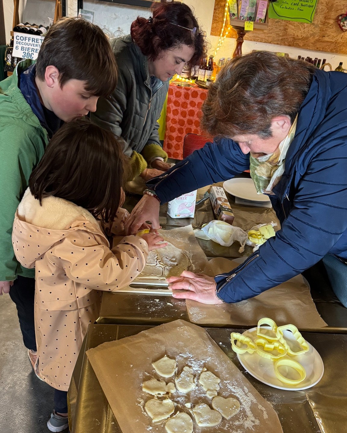 Retour sur les animations de dĂ©cembre : un atelier biscuits de NoĂ«l et la crĂ©ation de carte de voeux. Merci aux participants đ