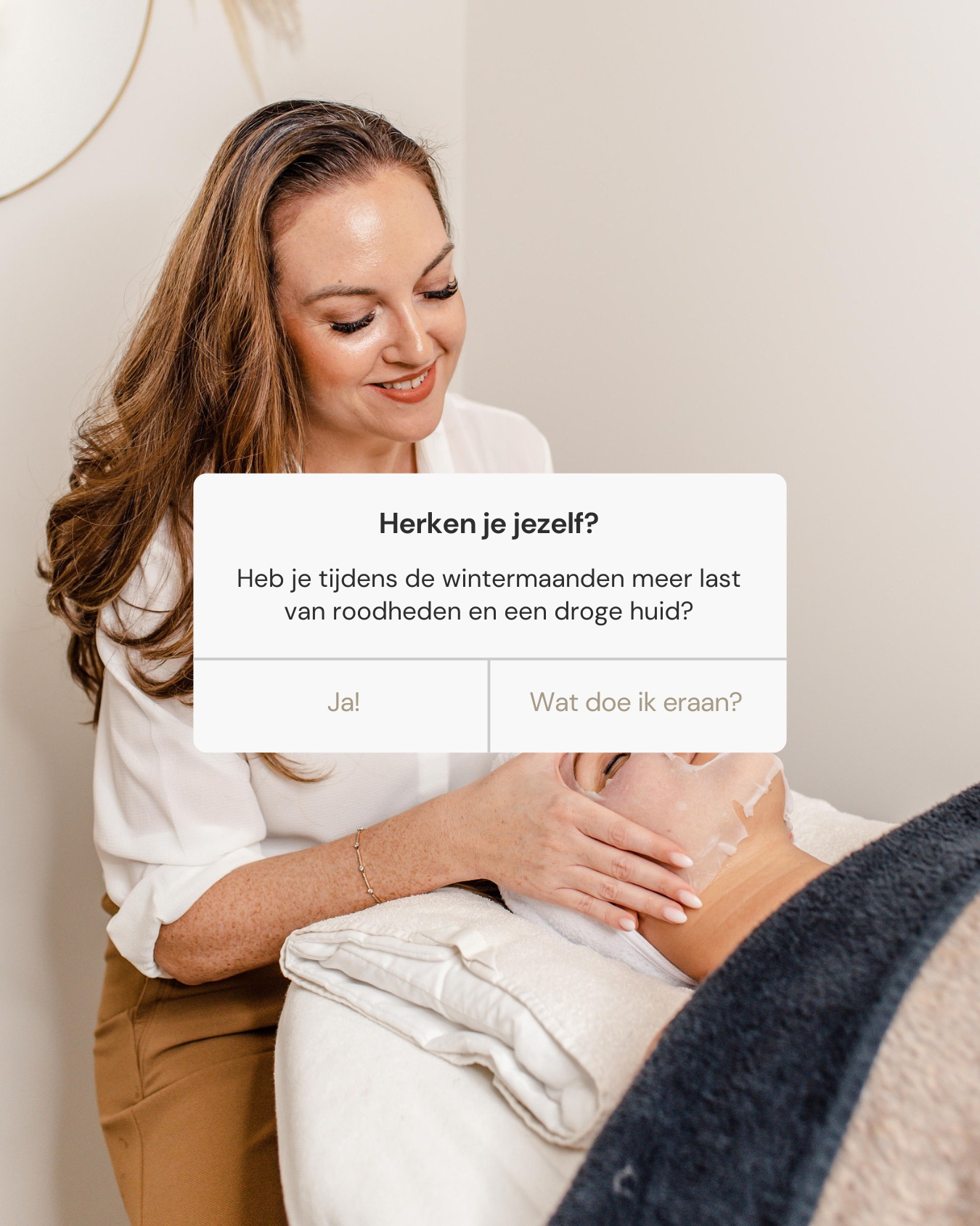 ❄ Winterhuid die droog, trekkerig of rood aanvoelt? Je bent écht niet alleen.
Tijdens de winter krijgt je huid het zwaar te verduren, en dat voel je. Koude lucht, droge verwarming, temperatuurwissels… ze zetten je huidbarrière onder druk. En wanneer die barrière verzwakt raakt, begint je huid te “roepen”: met roodheid, schilfertjes, een trekkerig gevoel. Vooral in het gezicht en op de handen.
✨ Wat er precies gebeurt in de winter:
• Kou en lage luchtvochtigheid onttrekken vocht
• Je huidbarrière raakt sneller uit balans
• Van ijskoud buiten naar warme binnenlucht = stress voor je huid
• Lange, warme douches drogen extra uit
• Minder talgproductie = minder natuurlijke bescherming
➡ Het resultaat?
Een huid die gevoelig reageert, sneller rood wordt en comfort mist.
Goed nieuws: je hoeft dit niet “uit te zitten”.
Door je routine licht aan te passen met een milde reiniging, extra hydratatie en bescherming tegen de kou (denk aan handschoenen, sjaal, voedende crèmes) kan je je huid opnieuw rust en balans geven.
En nee, dat vraagt geen overload aan producten. Wel de juiste keuzes, afgestemd op jouw huid.
✨ Benieuwd naar mijn persoonlijke favorieten tegen winterdroogte en roodheid?
Volg dan zeker mee, of stuur een berichtje voor hulp met jouw huid.
Veel liefs,
Lien