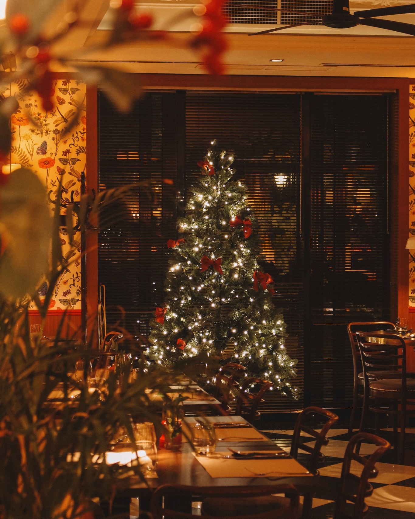 „Karácsonykor az ember mindig hisz egy kissé a csodában, nemcsak te és én, hanem az egész világ, az emberiség, amint mondják, hiszen ezért van az ünnep, mert nem lehet a csoda nélkül élni.” (Márai Sándor)
Nagyon boldog, békés ünnepeket kívánunk minden kedves barátunknak, vendégünknek, követőnknek! 🎄
Találkozunk újra december 27-én!
#szépilona #szépilonabisztró #karácsony