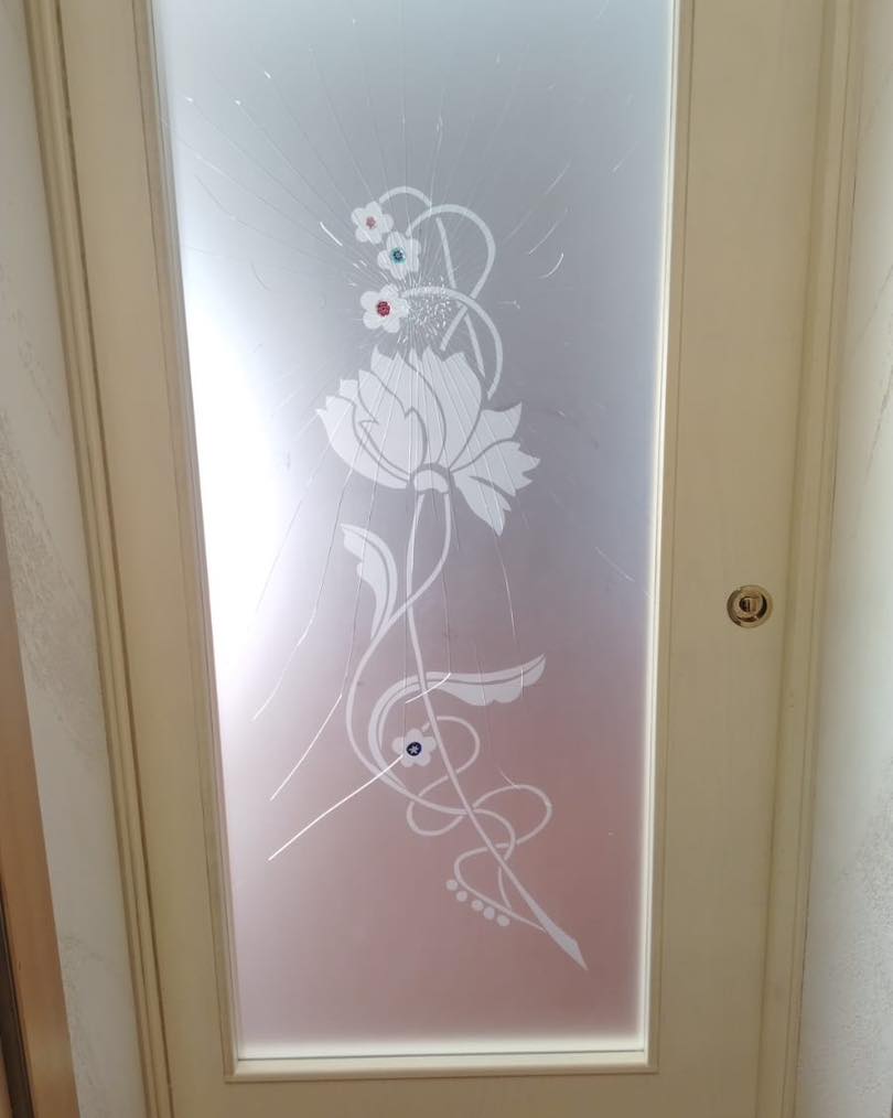 Se te lo stai chiedendo no, non siamo in vetreria ad aspettare che arrivi il nuovo anno, e non siamo neanche a casa del cliente, abbiamo furbamente preparato questo post, così tra una canzone di Gigi d’Alessio e una fetta di pandoro, aspettando la mezzanotte, posso intrattenerti.
In foto una porta con vetro rotto e il nuovo vetro da noi realizzato, tracciato sopra il disegno originale.
Non dico ti aspettiamo, perché adesso non trovi nessuno, ma magari con l’anno nuovo, dal 7 gennaio, se vuoi cambiare vetri alle poté, sai dove trovarci 😂
Buona fine e buon inizio a tutti e ci vediamo nel 2026 🍾🍾