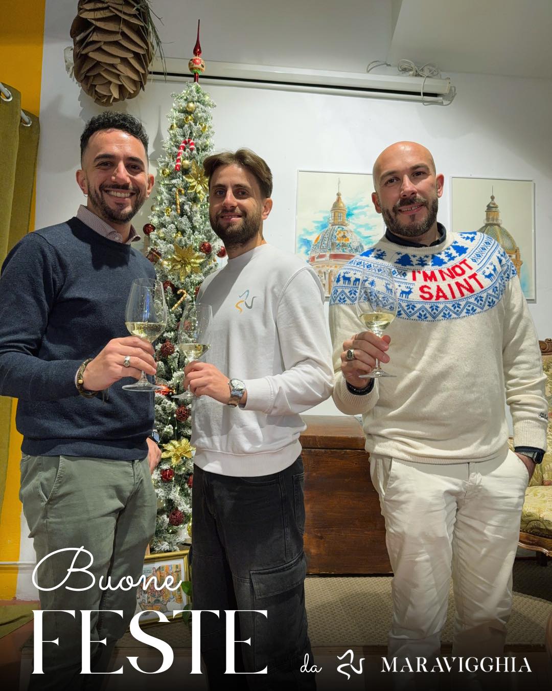 🎄 Che siano giorni pieni di luce, calore, incontri sinceri e bellezza condivisa.
Grazie a chi ci accompagna ogni giorno, a chi entra, a chi torna, a chi sogna insieme a noi.
🥂 Con l’augurio di un Natale autentico e di un nuovo anno ricco di Maravigghia.
Buone feste di cuore 🤍 💫